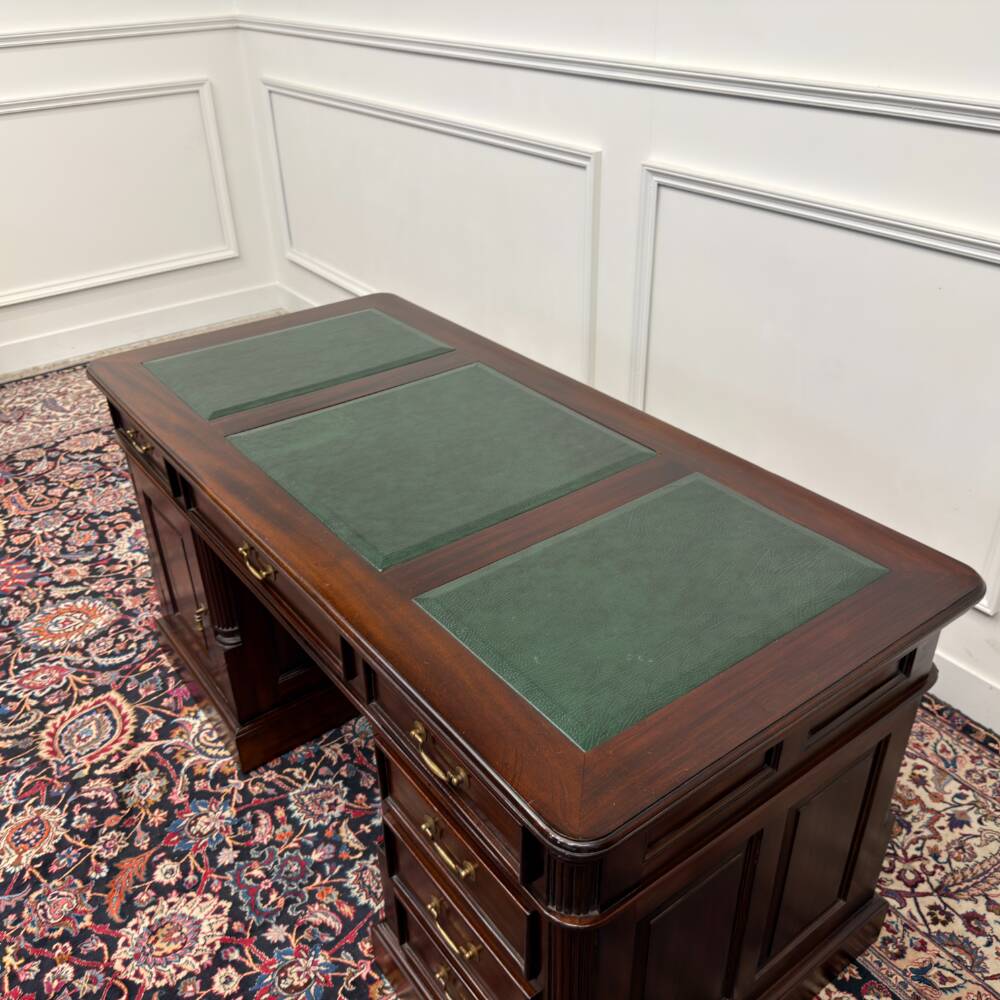 Bureau classique anglais avec cuir vert