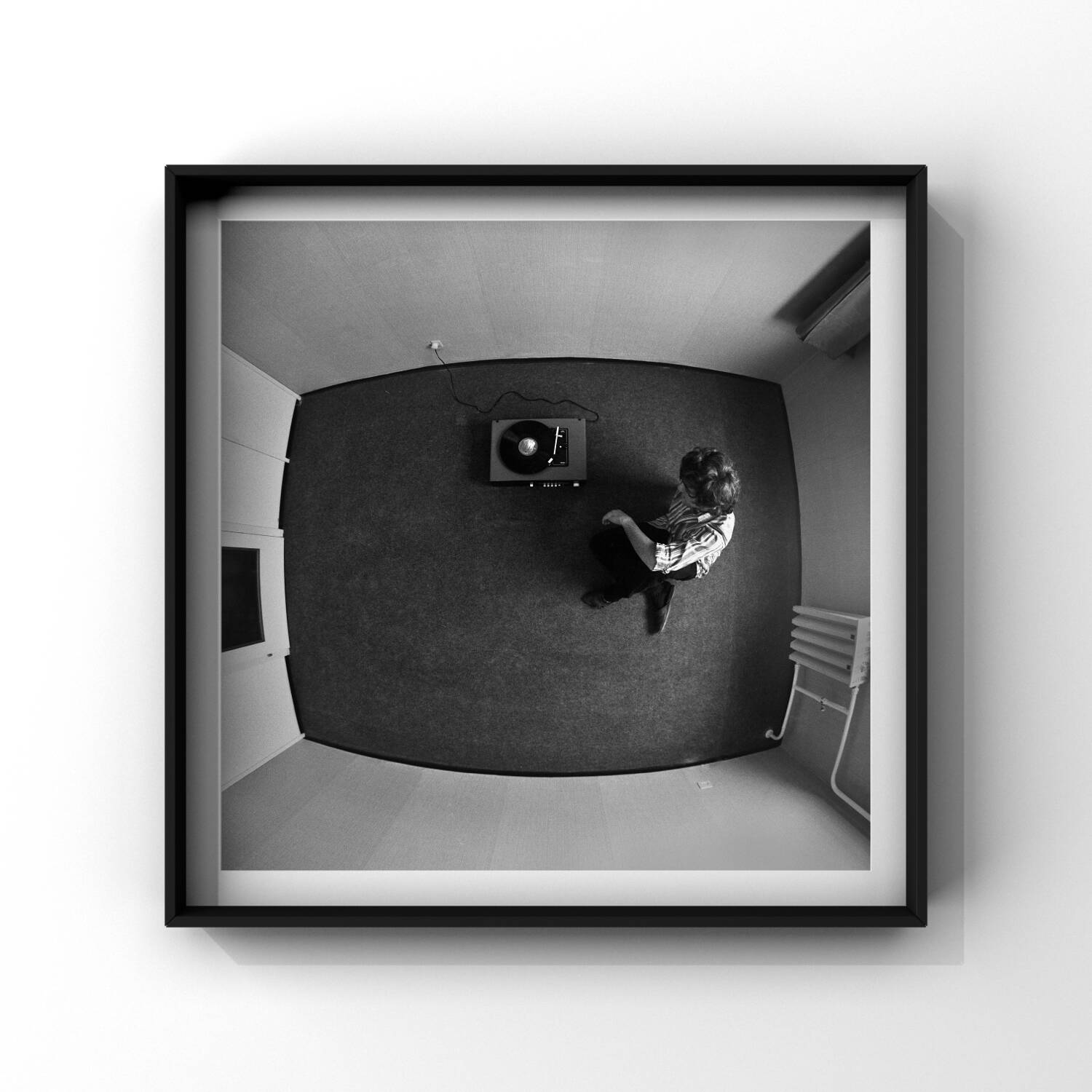 Photo aérienne d'un homme avec un tourne-disque, 1976