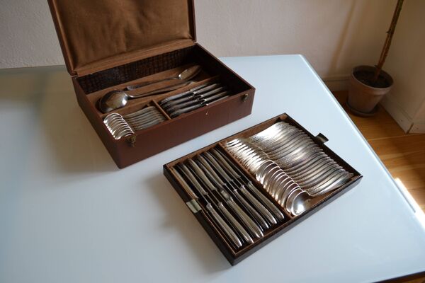 Ménagère métal argenté complète dans coffret 62 pièces