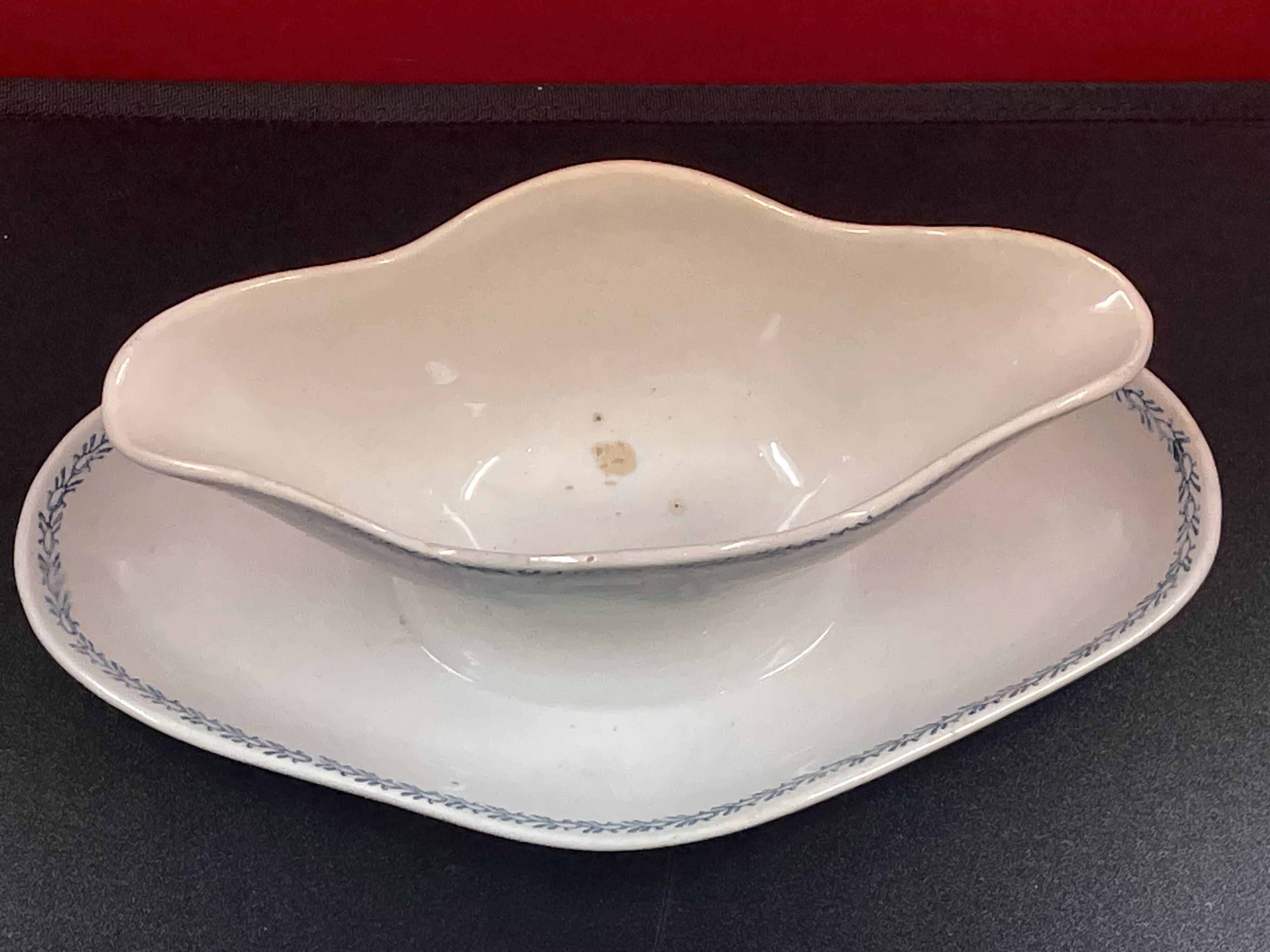 Old sauce boat Saint-Amand and Hamage 4008