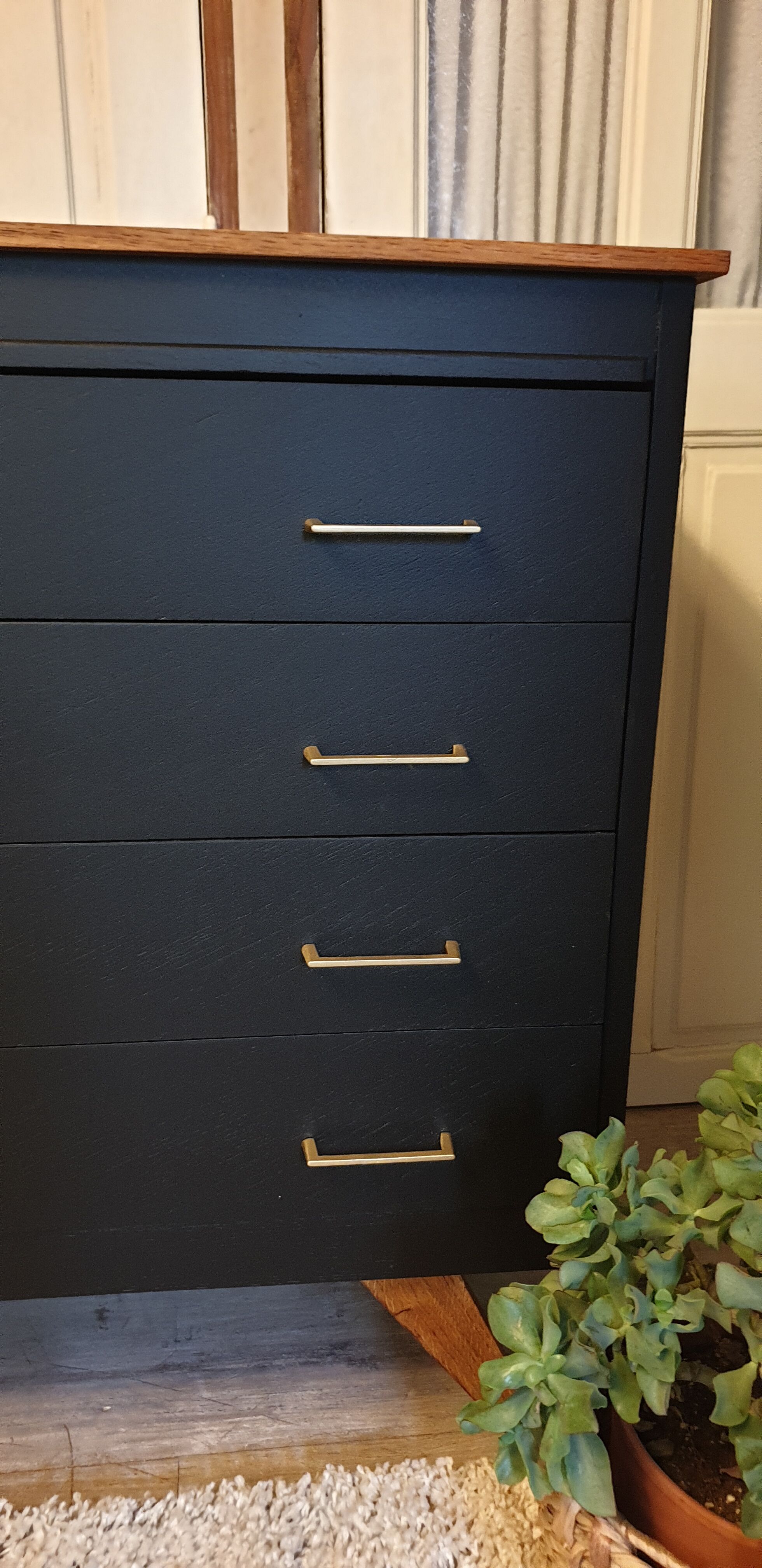 Chest of drawer compass feet