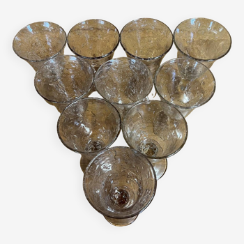 Biot XXeme : série de 10 verres a vin sur pied en verre bullé signés reflets brun orangé
