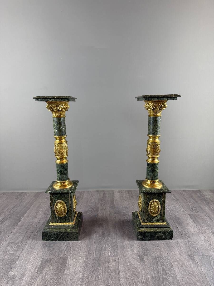 Pair of green marble columns, gilded bronze and gilded brass, 20th Century