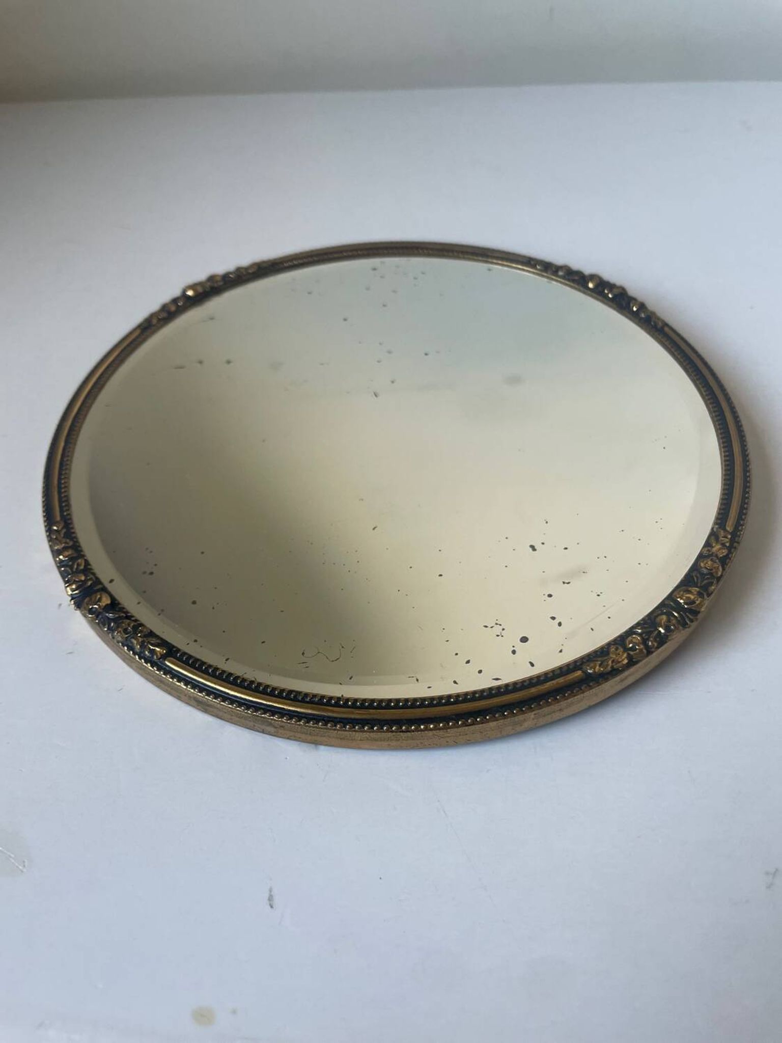 Miroir biseauté antique avec cadre en métal doré