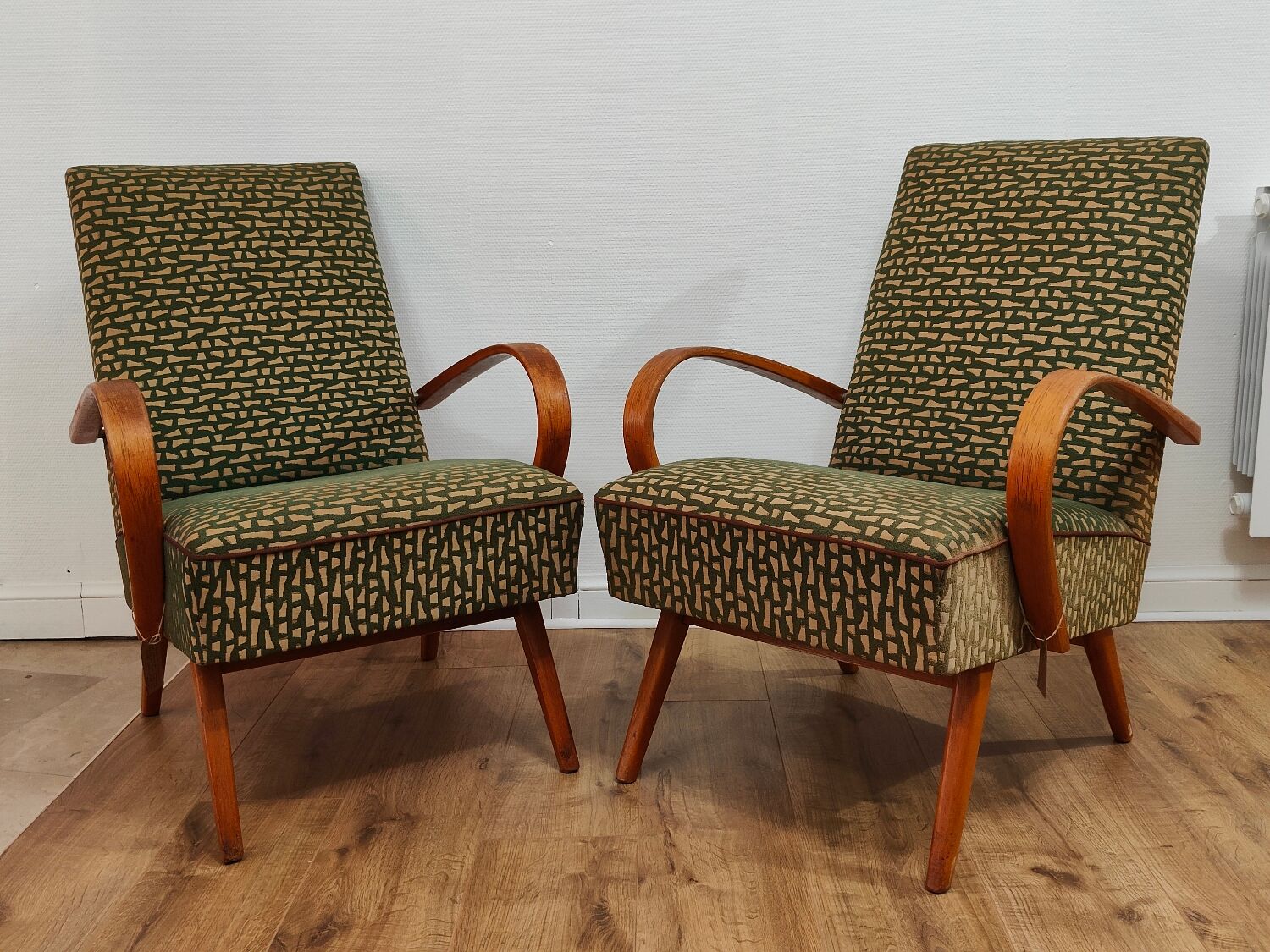 Paire de fauteuils 6952 par Jaroslav Smidek pour Ton