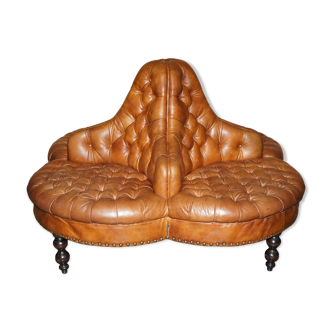 Heritage leather Chesterfield sofa, four-seater, Tête-à-Tête model.