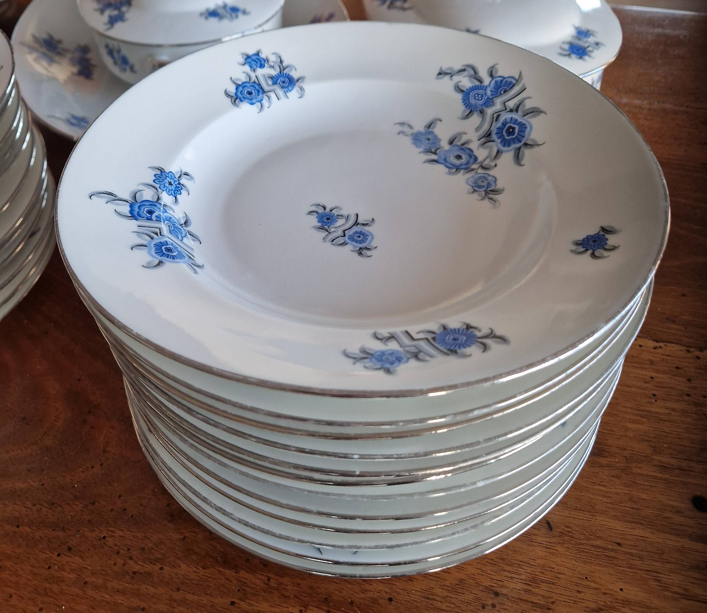 Art Deco porcelain dinner service, Legrand Limoges, 41 pieces.