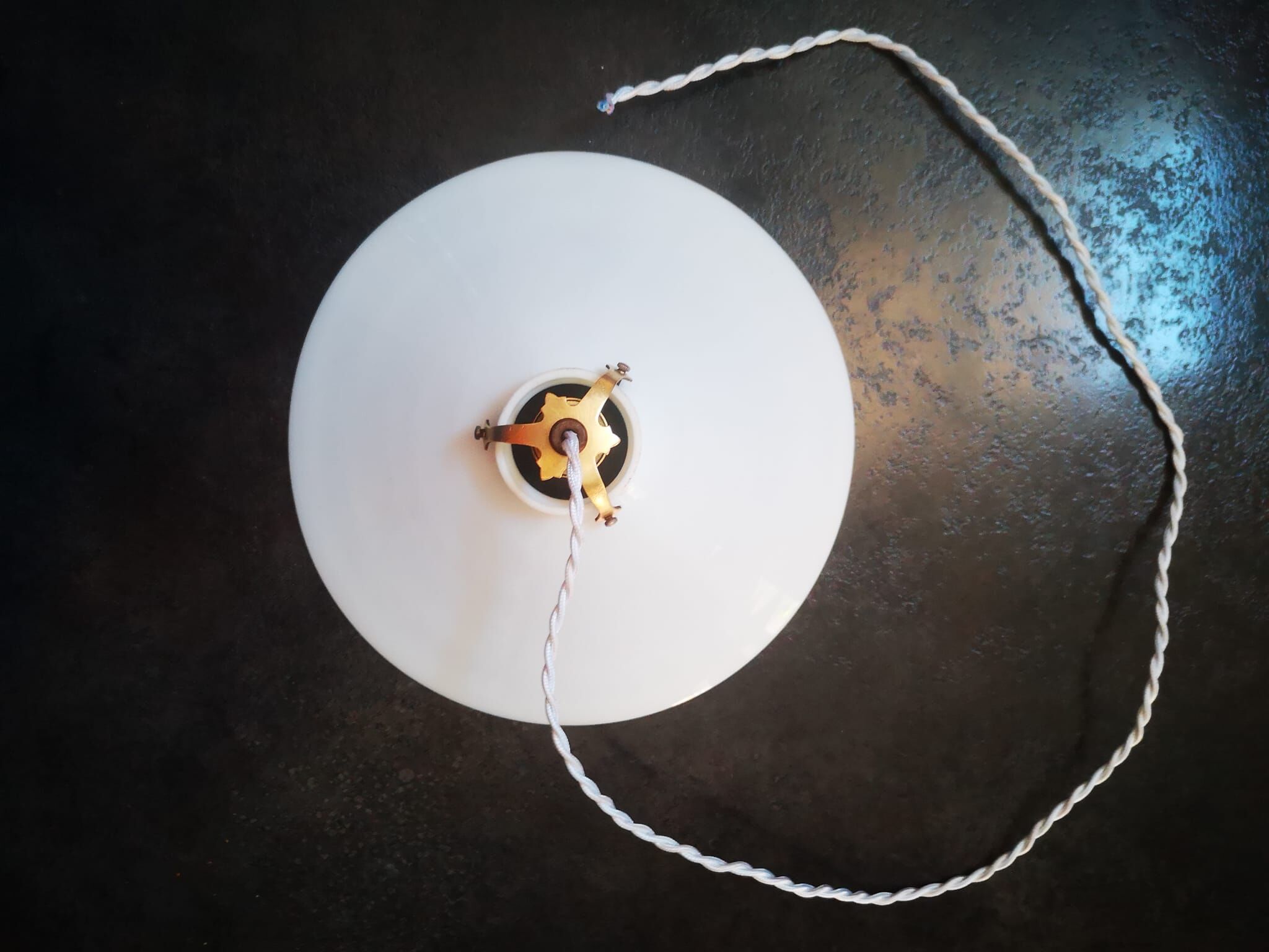 Ancienne suspension baladeuse en opaline blanche art déco 1930 ø 24.7 cm