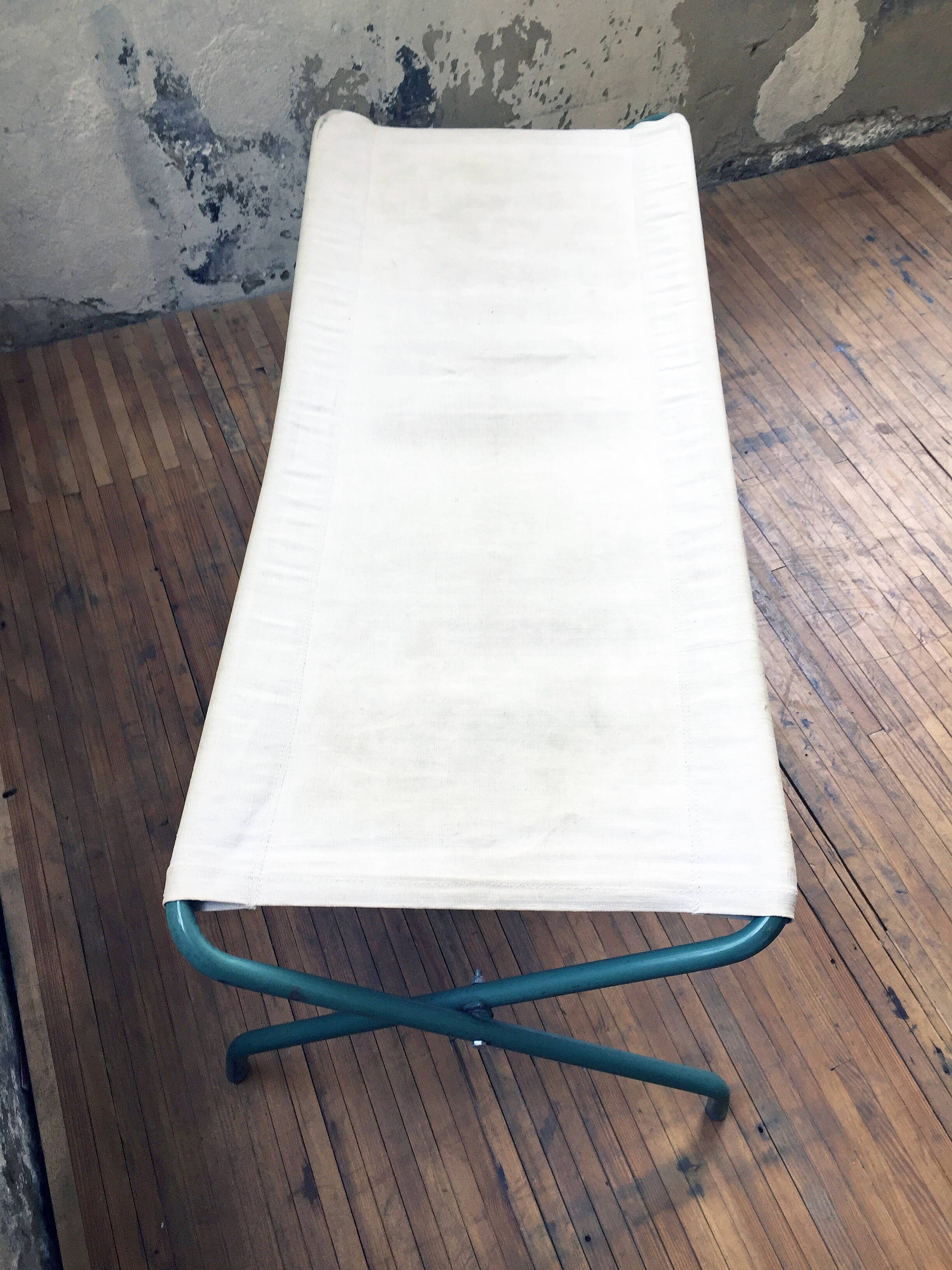 Maternal folding camp bed