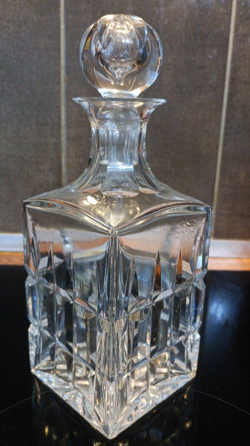 Saint Louis crystal whiskey decanter, Manathan model