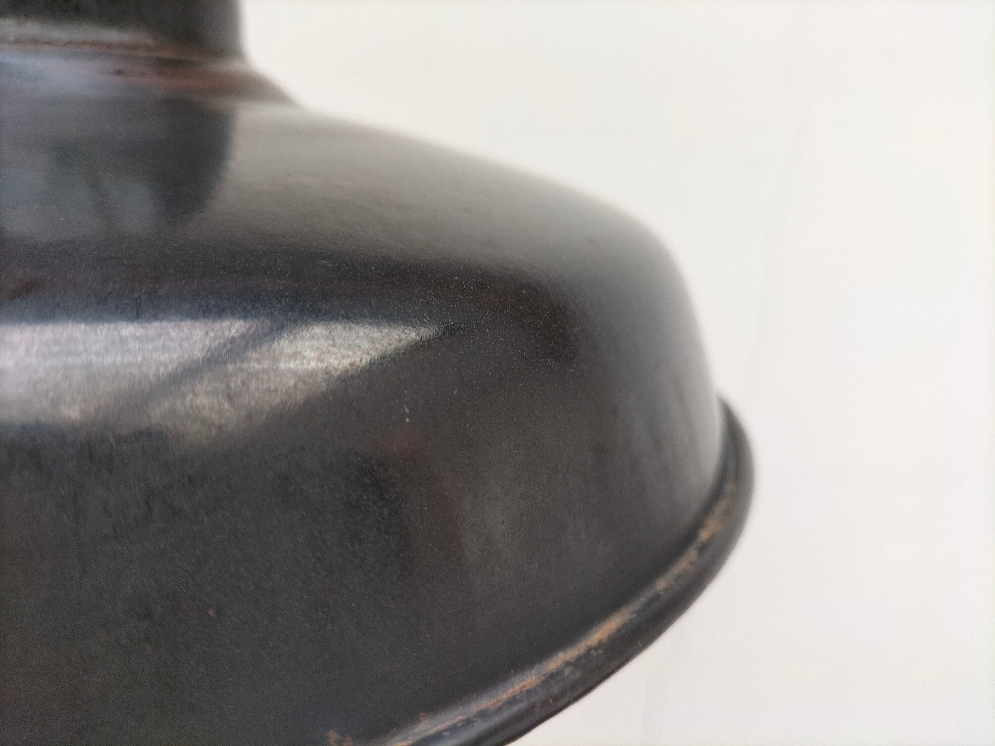 Industrial lamp in enamelled sheet metal