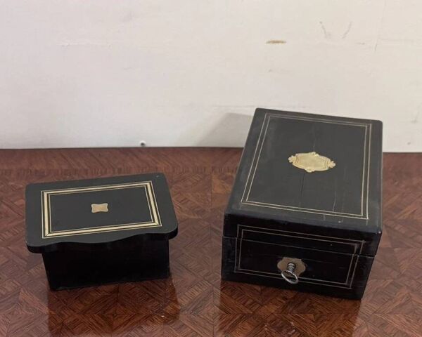 Deux coffrets en bois noirci à décor de marqueterie Boulle – XIXe siècle
