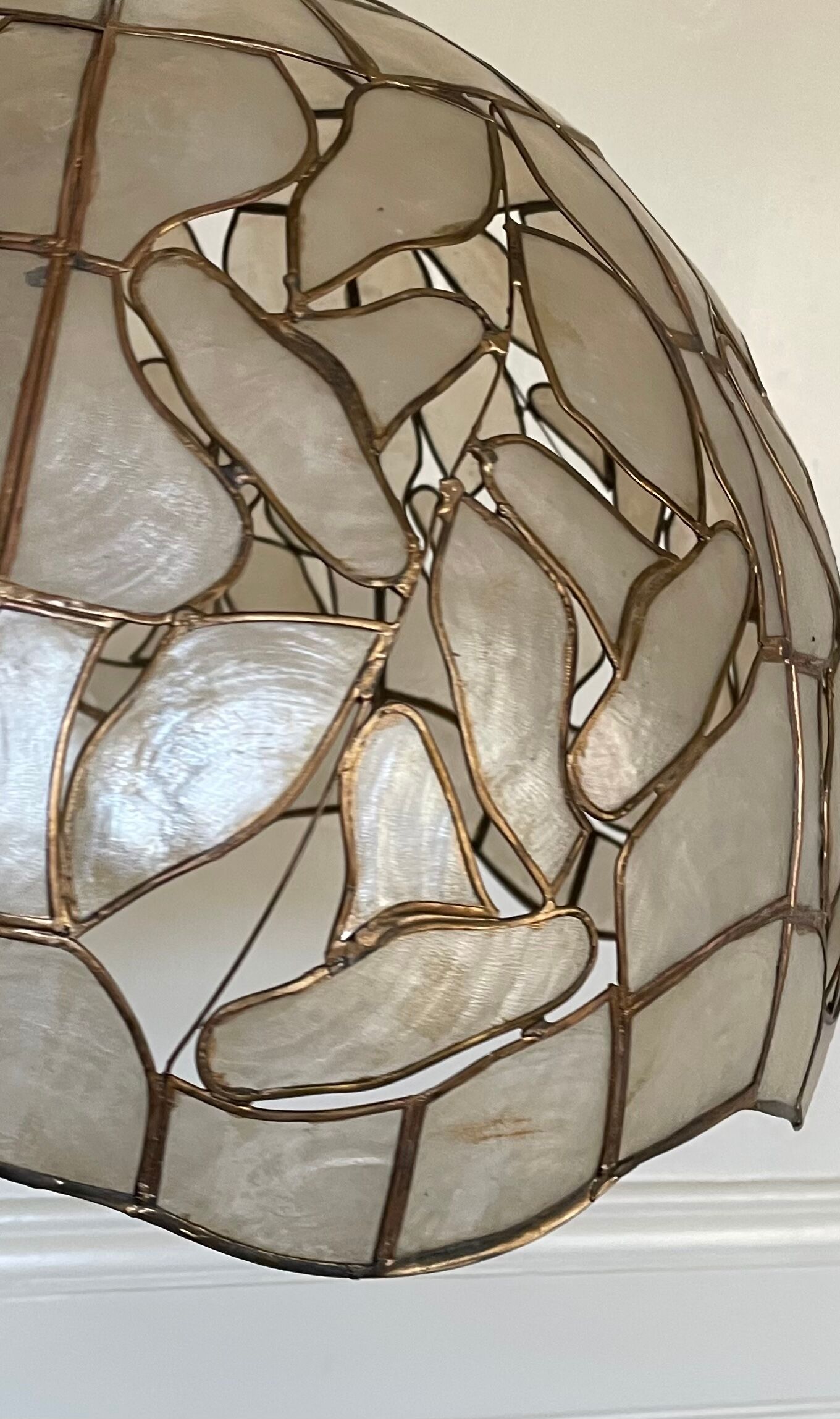 Mother-of-pearl and brass suspension