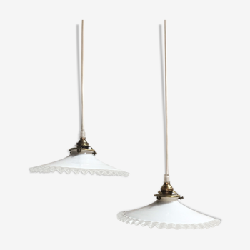 Paire de suspension en opaline blanche