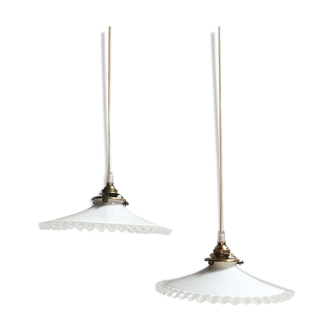 Paire de suspension en opaline blanche