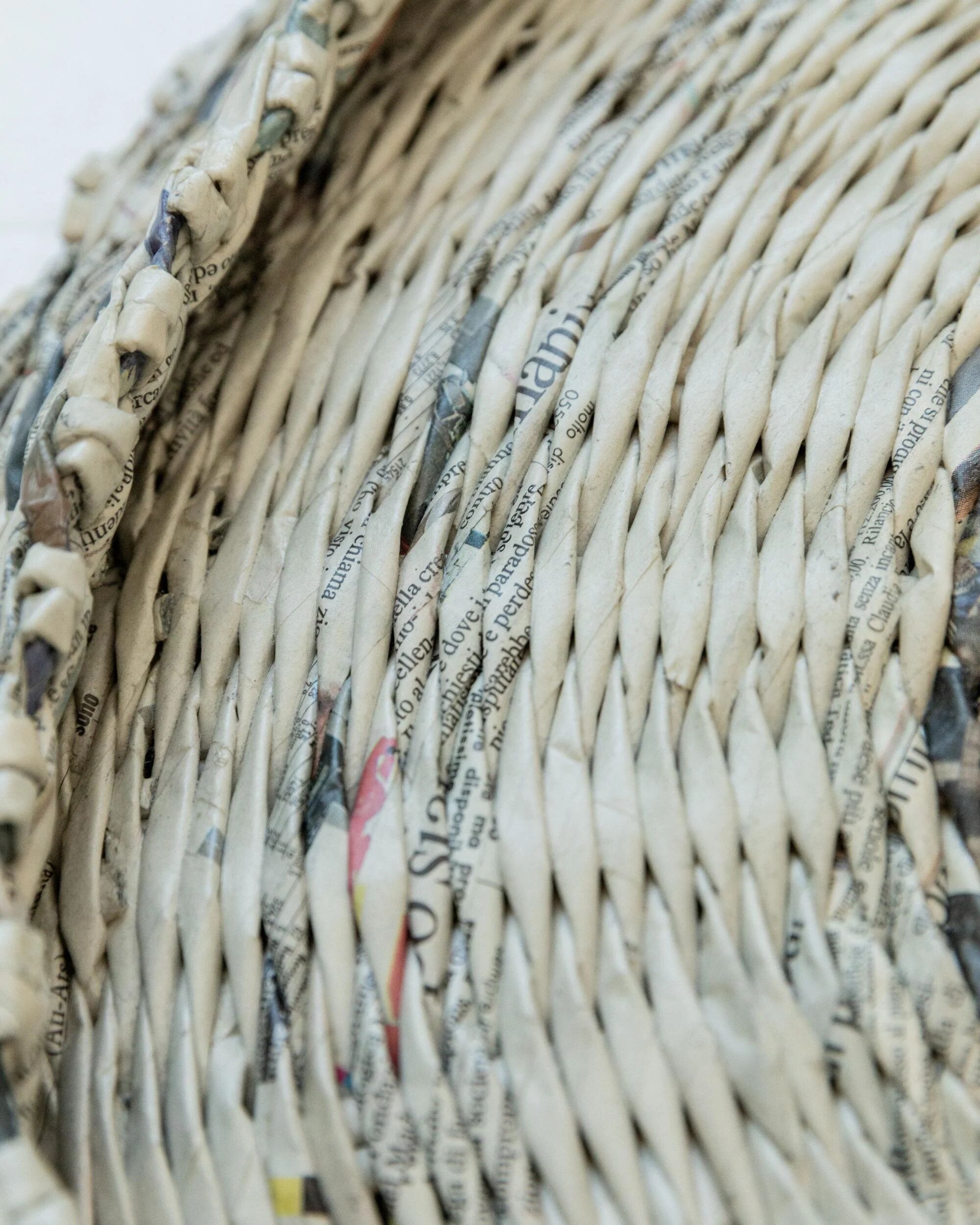 Grand panier à linge vintage des années 1990 avec couvercle, fabriqué à la main en papier journal tressé, rangement au design éco unique, décoration rustique, idée cadeau