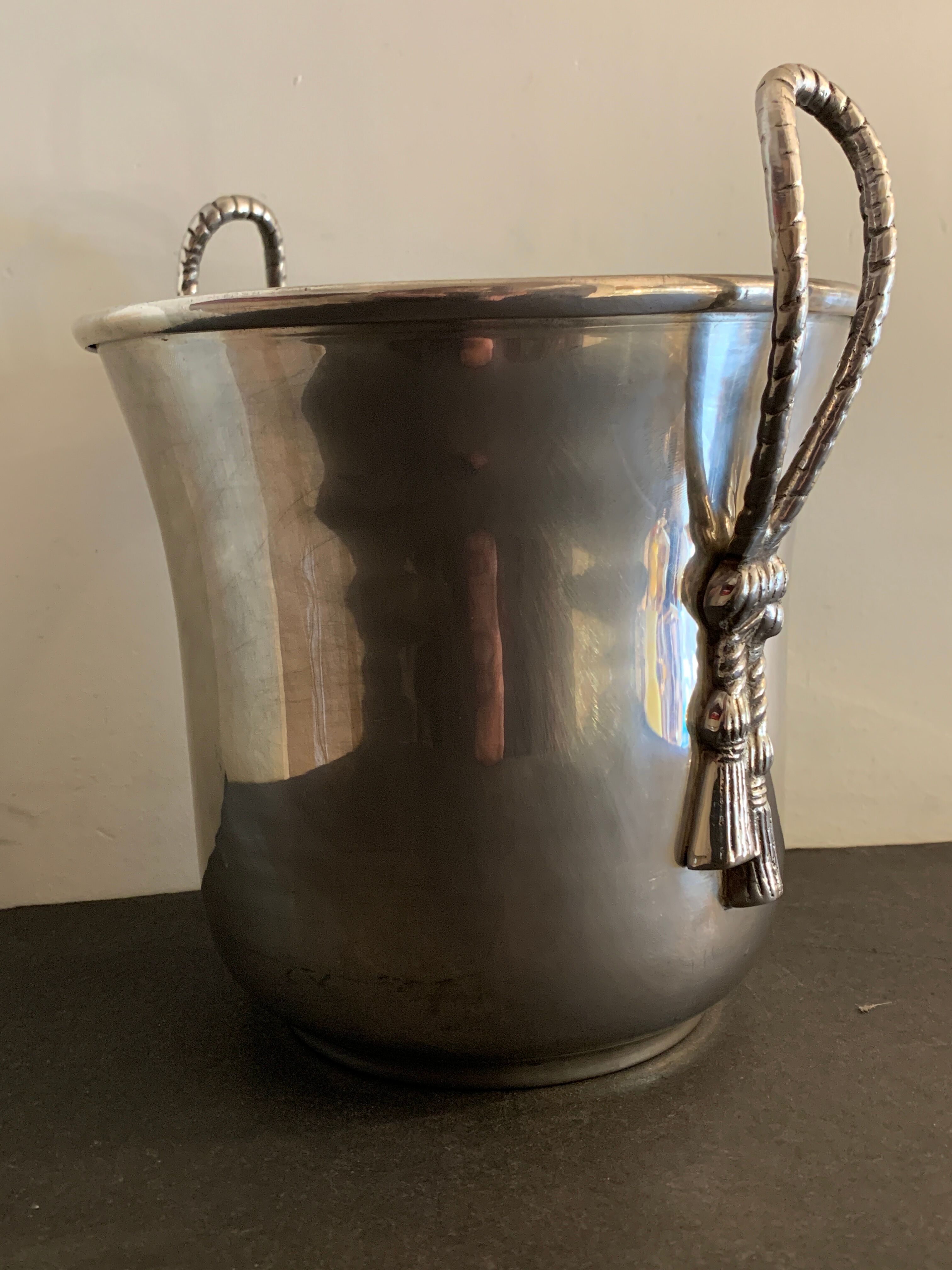 Seau à champagne en métal argenté ancien poinçonné à décor de passementerie