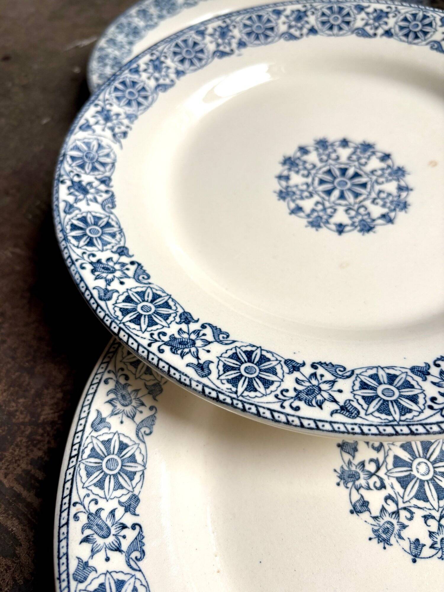 6 Gien flat ironware plates, "Arabesques" service, 1880-1930