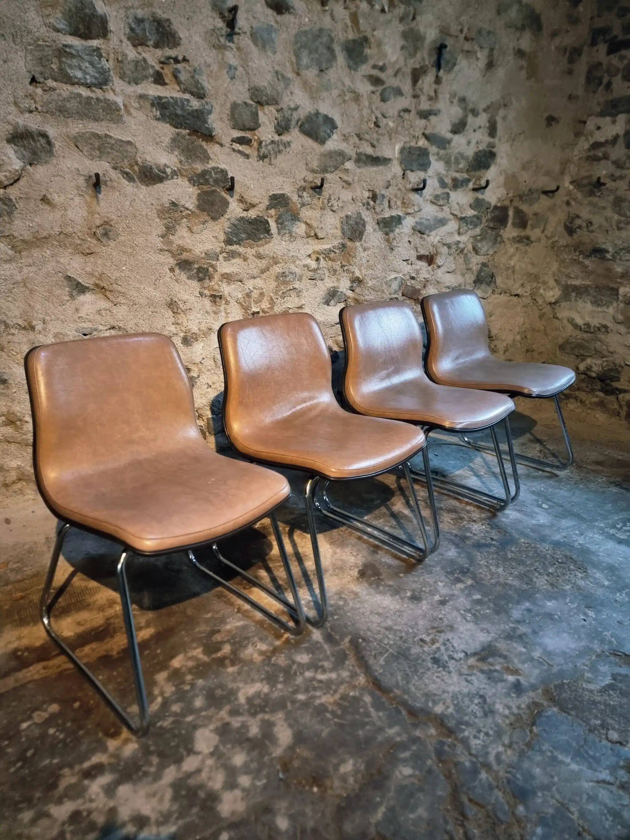 Ensemble de quatre chaises vintage françaises à piètement luge en vinyle beige-taupe, 1976
