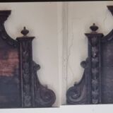 Une paire de frontons de porte très anciens