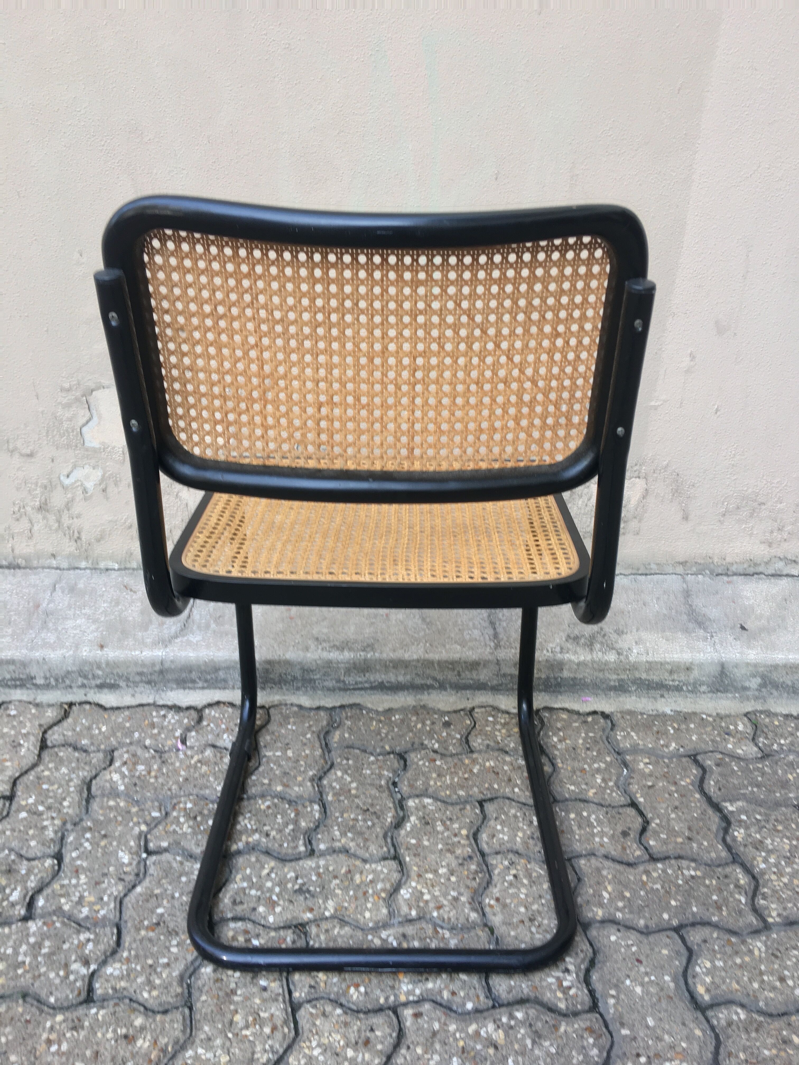 Chaise B32 noire de Marcel Breuer