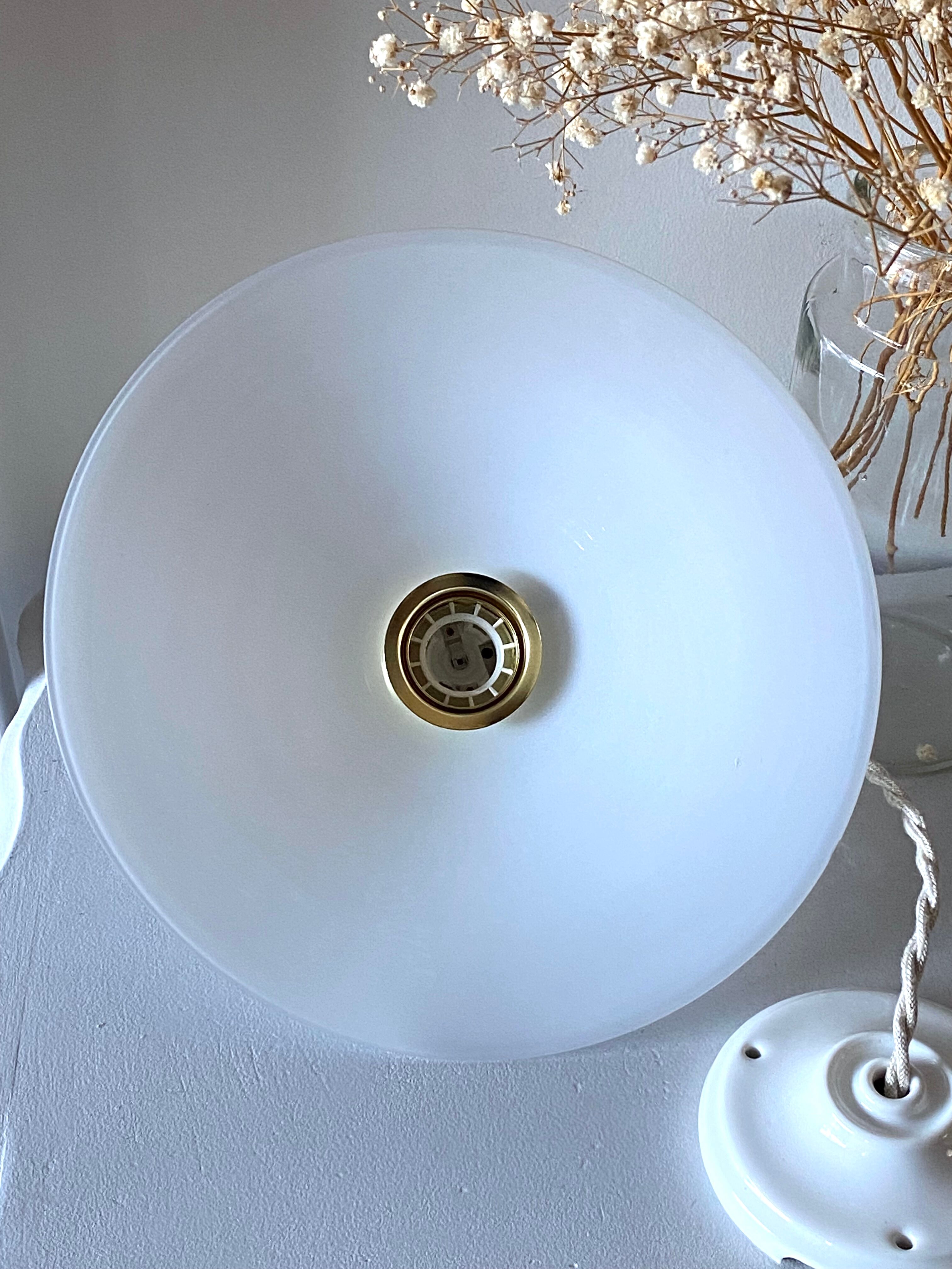 Suspension in opaline