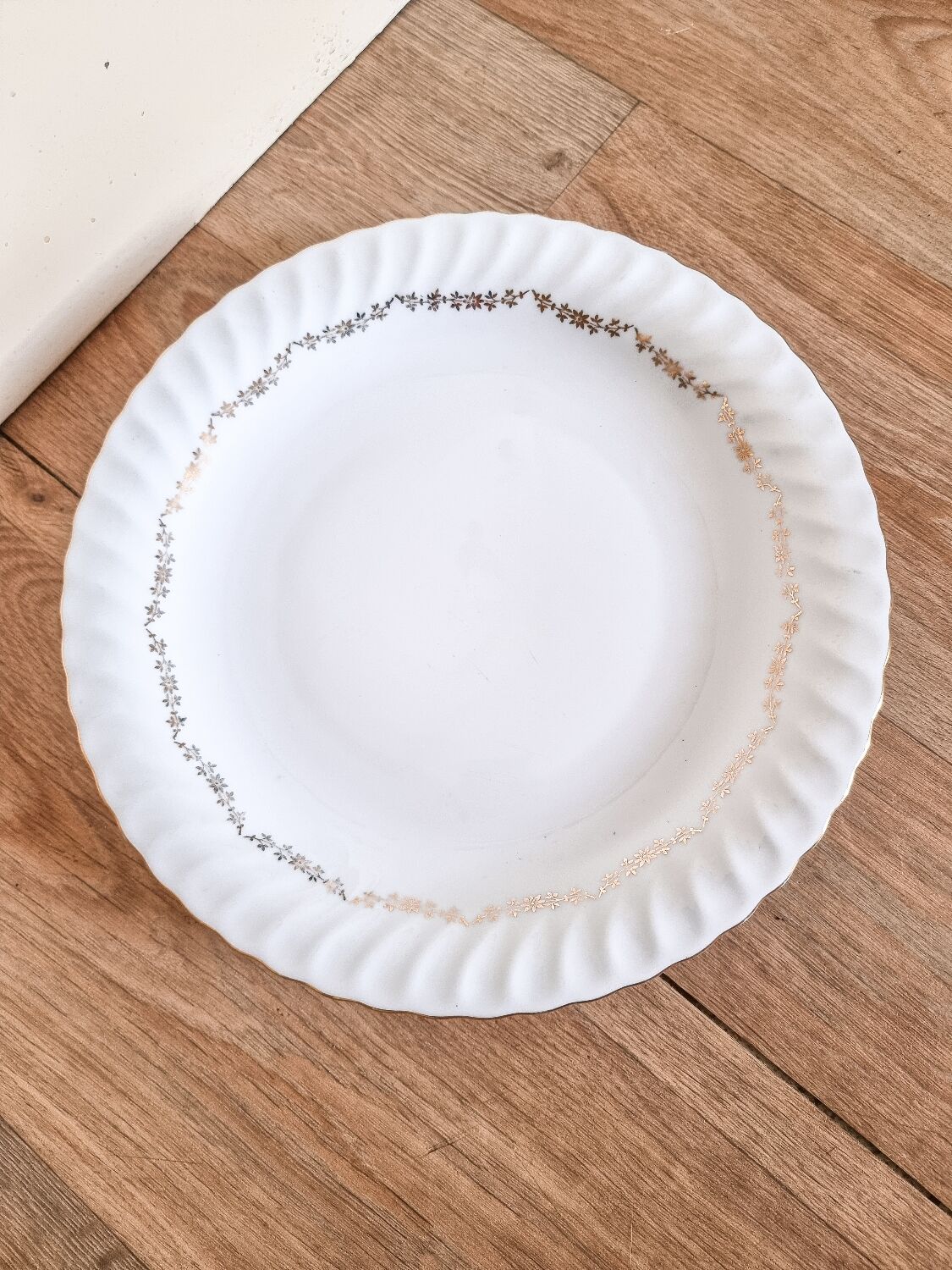 Round dish, hard porcelain, Rheinpfalz, Germany