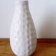 Vase en céramique blanche alvéolée