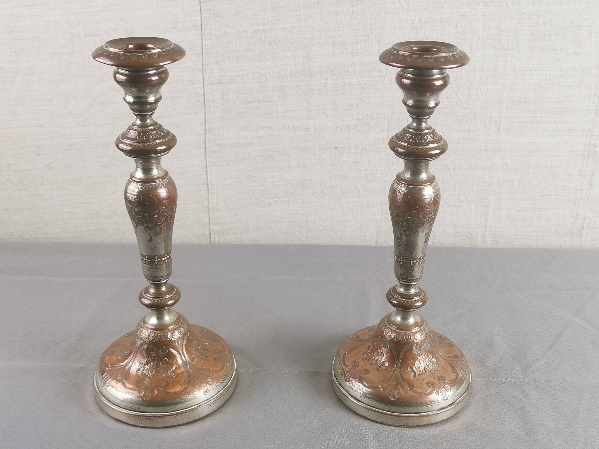 PAIRE DE BOUGEOIRS ANCIENS