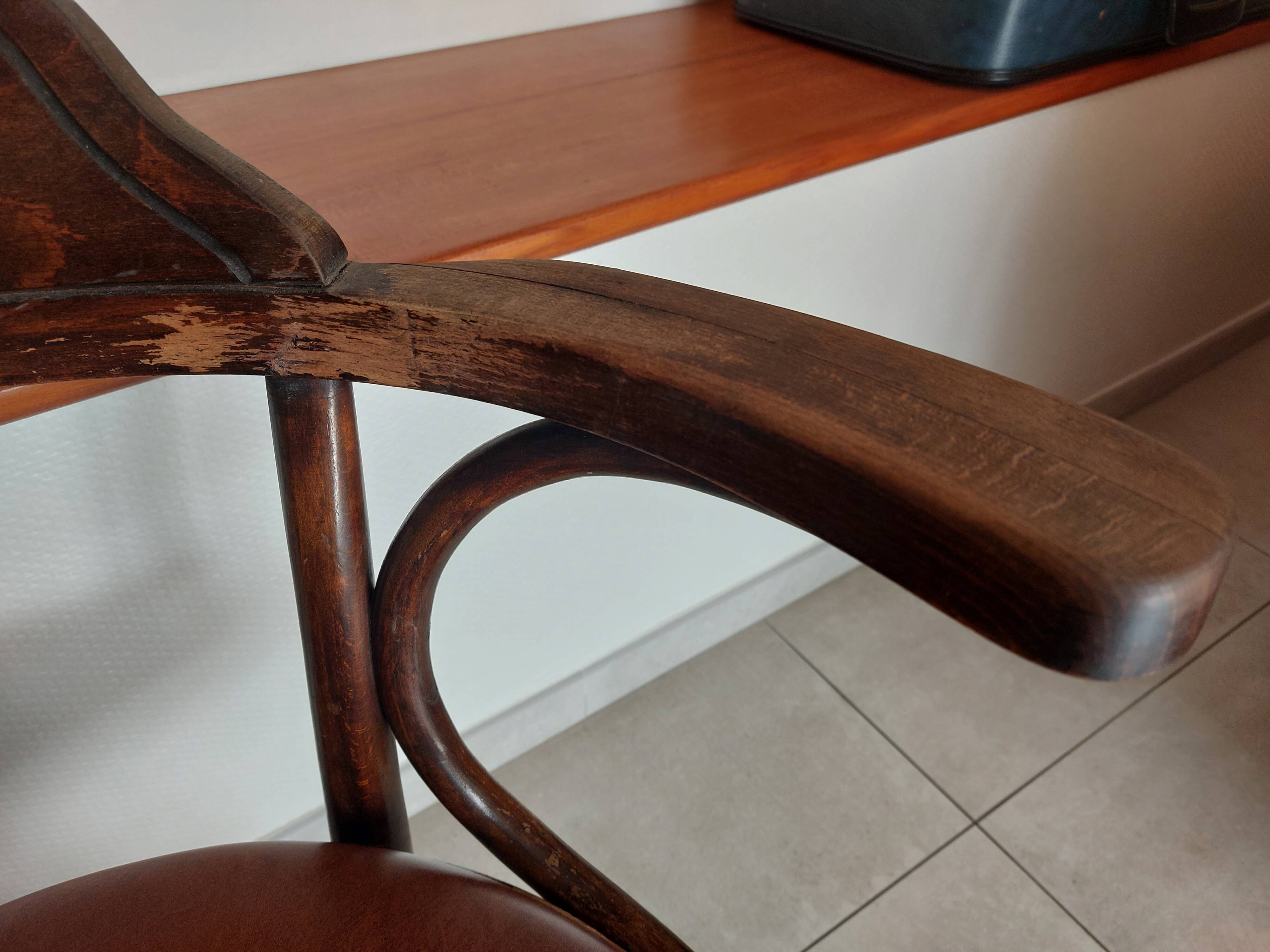 Thonet armchair, swivel, in wood and faux leather.