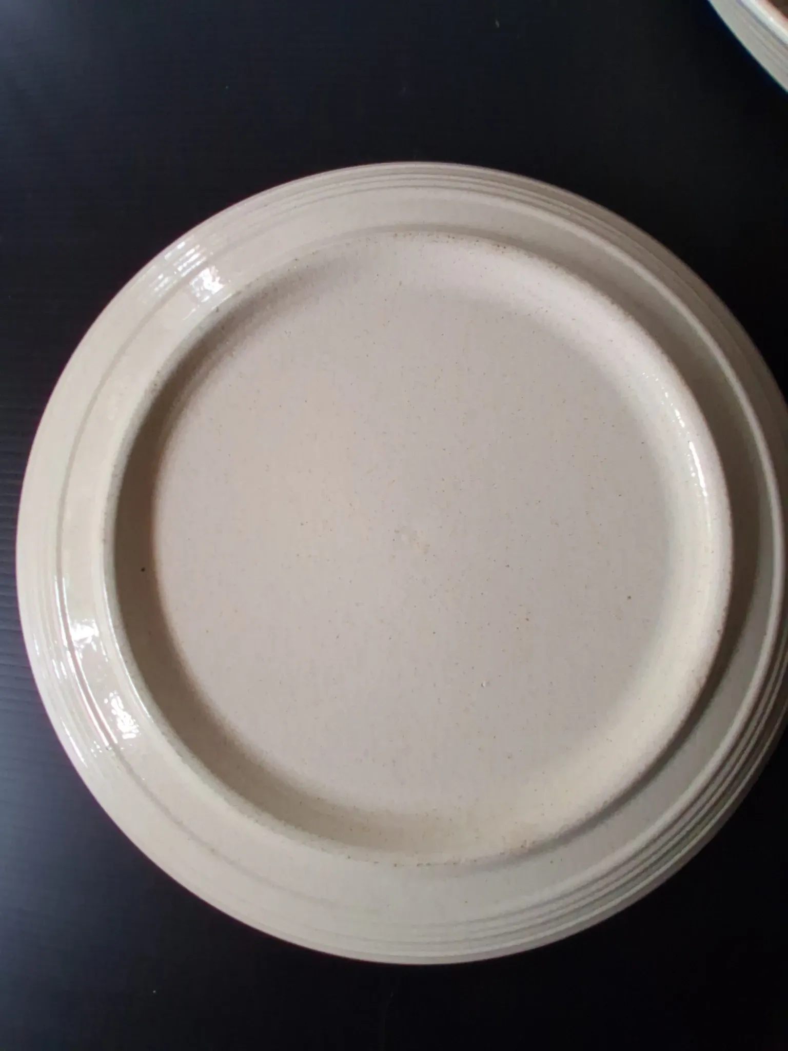 6 beige ceramic deep plates in very good condition.