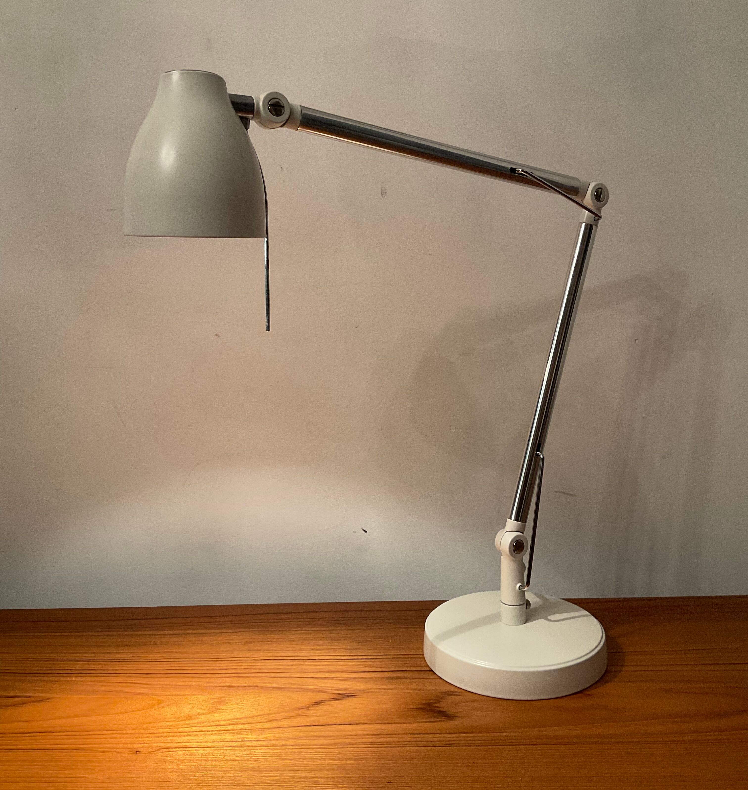 Articulated design desk lamp