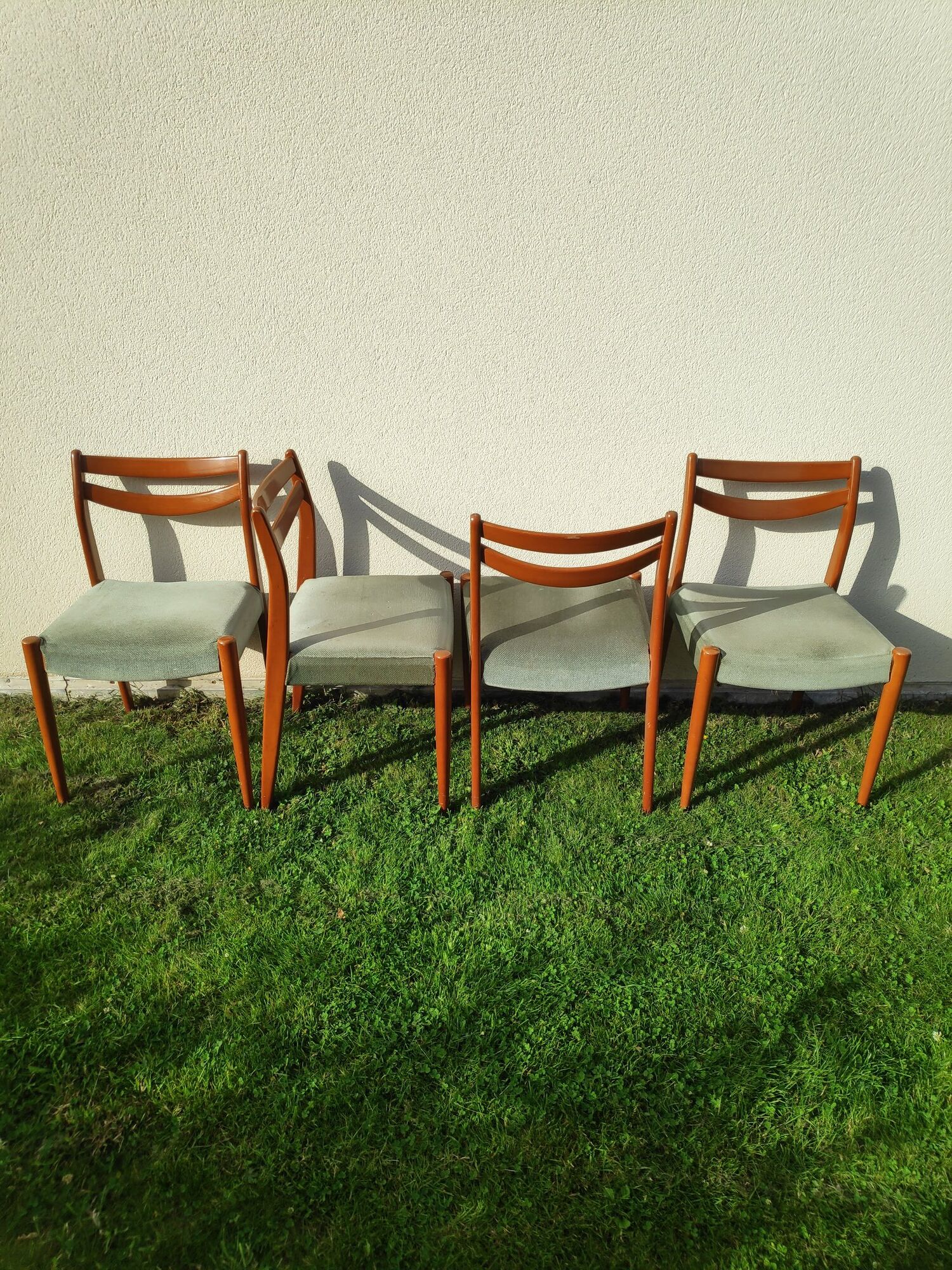 Lot of 4 Scandinavian chairs in wood and velvet fabric