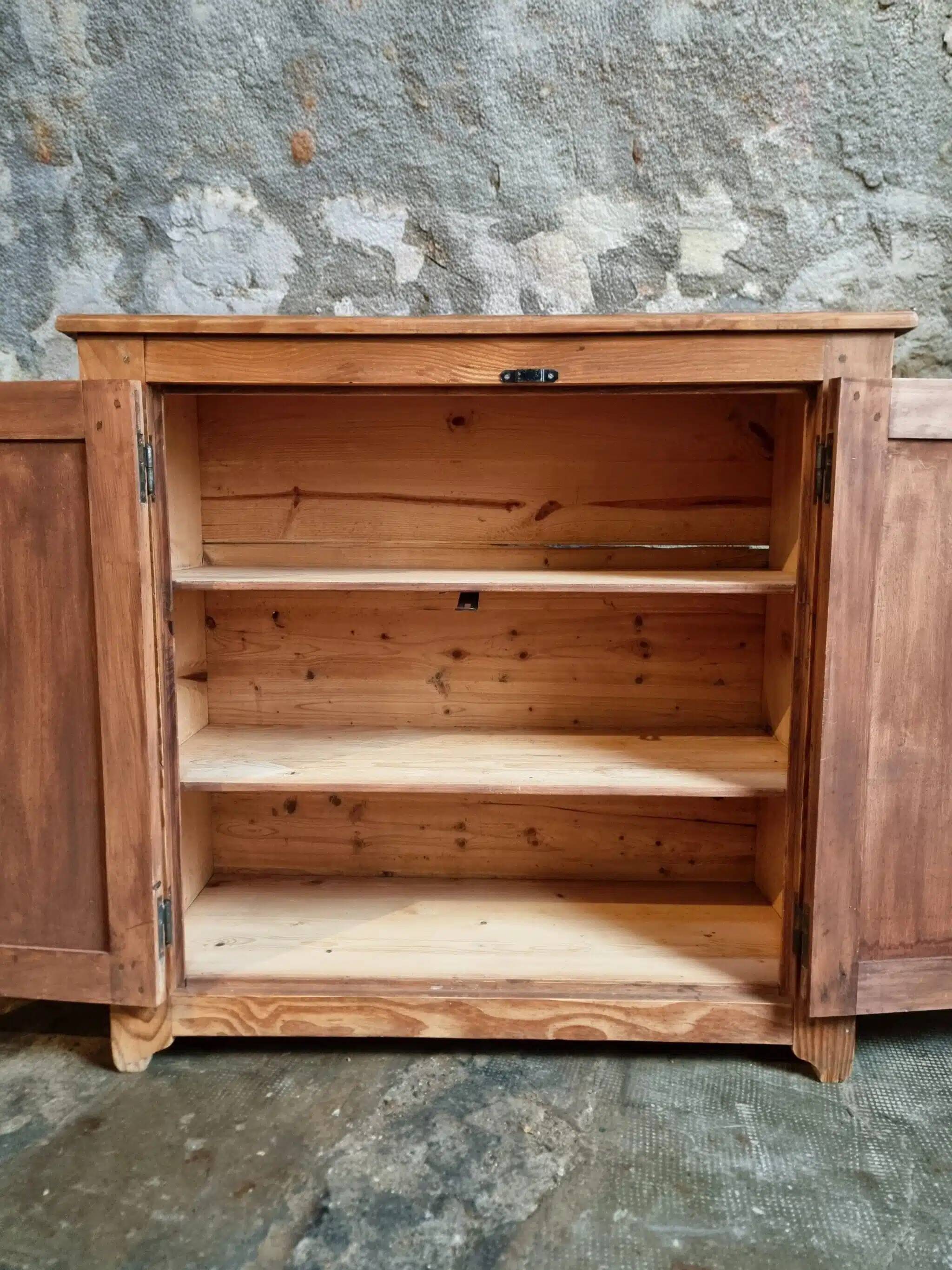 Buffet ancien français en pin, début du XXe siècle