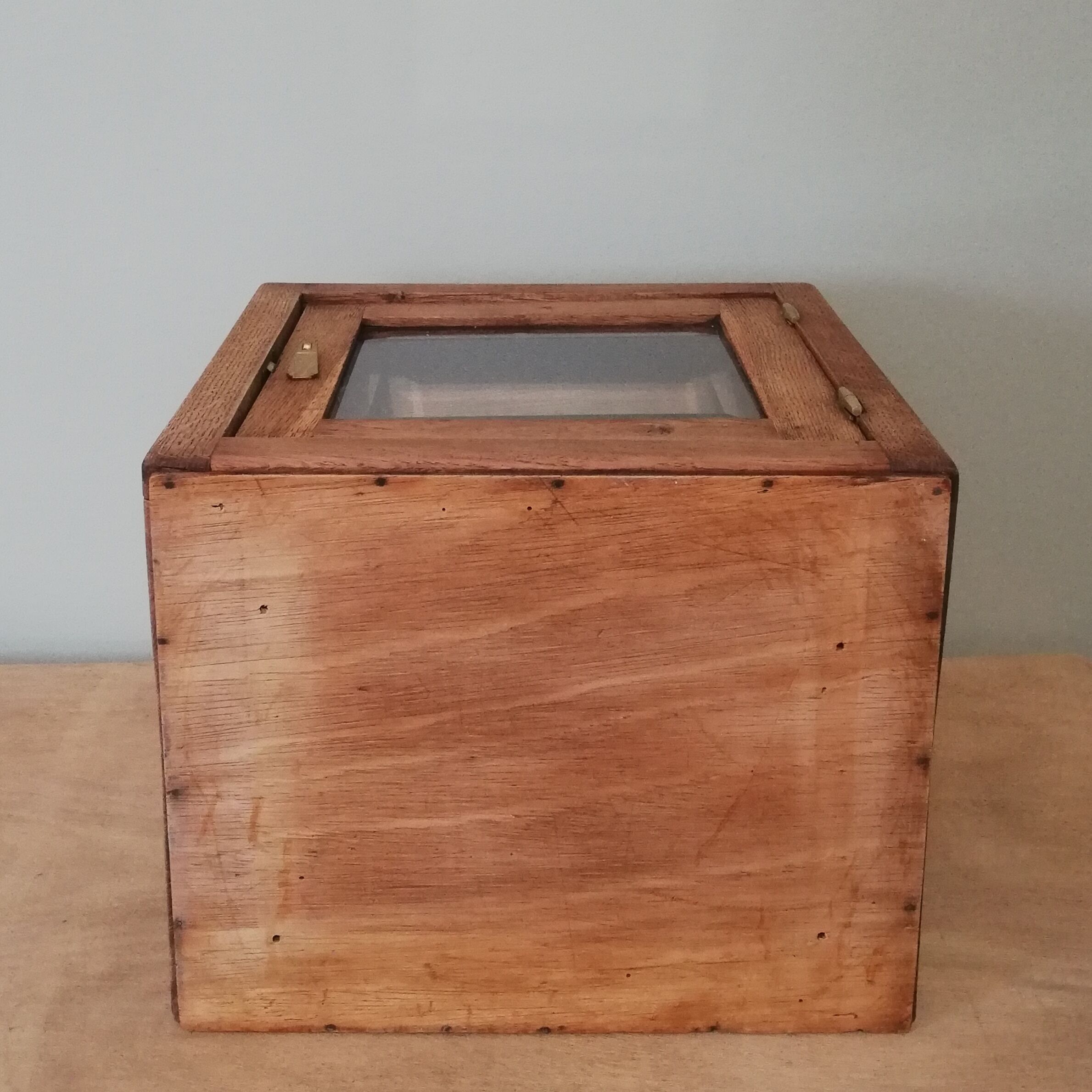 Wall or bevelled glass display case