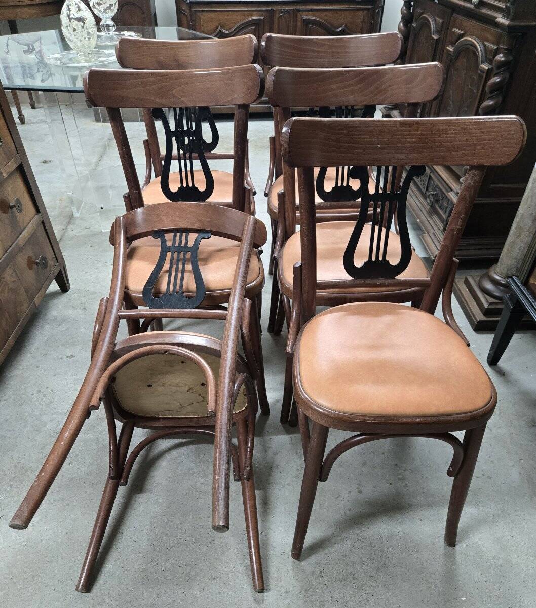 Set of 6 vintage curved wooden chairs, adorned with an elegant black lyre-shaped backrest.