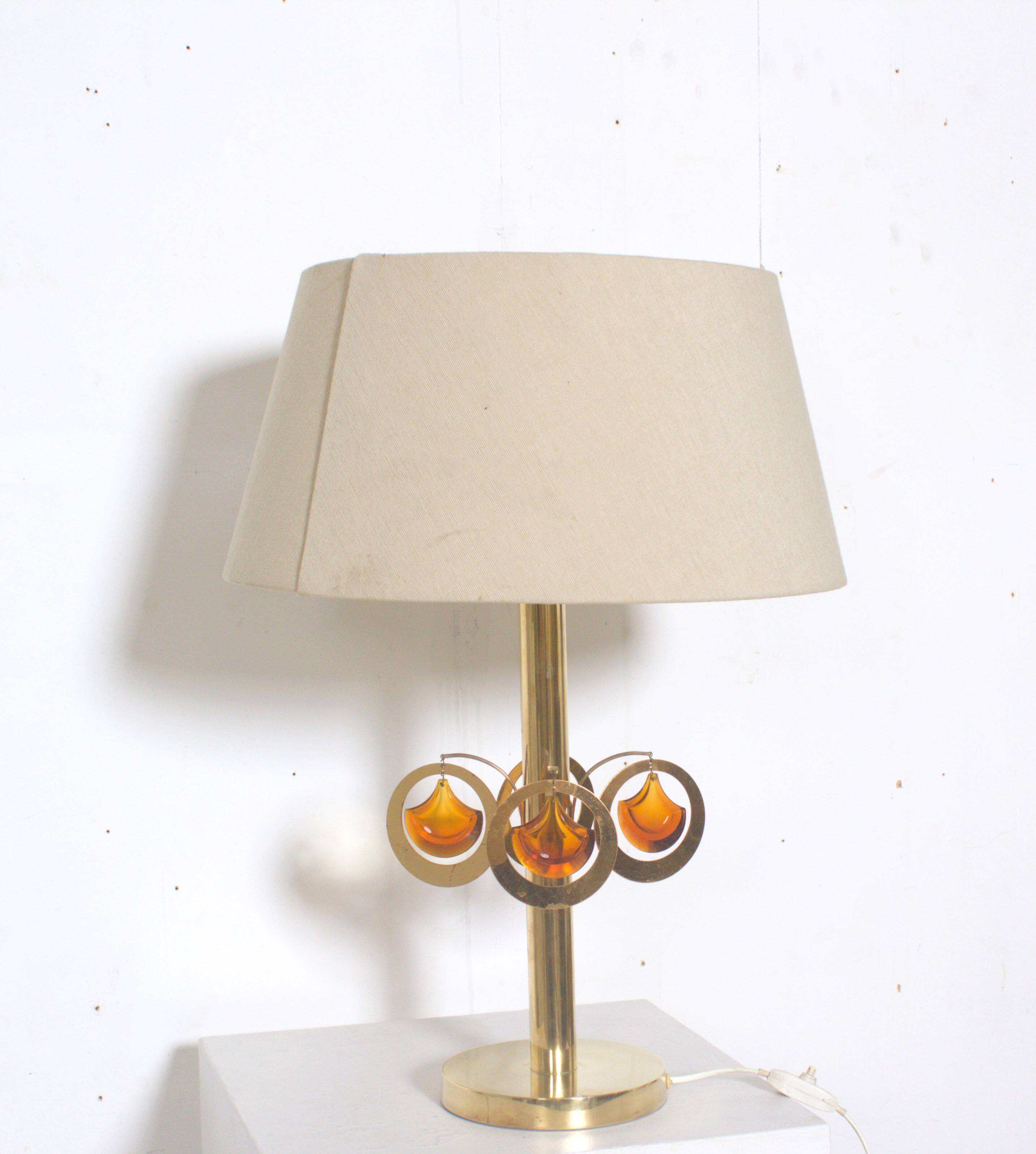 Lampe de table en laiton avec ornements en verre couleur ambre ca  1970