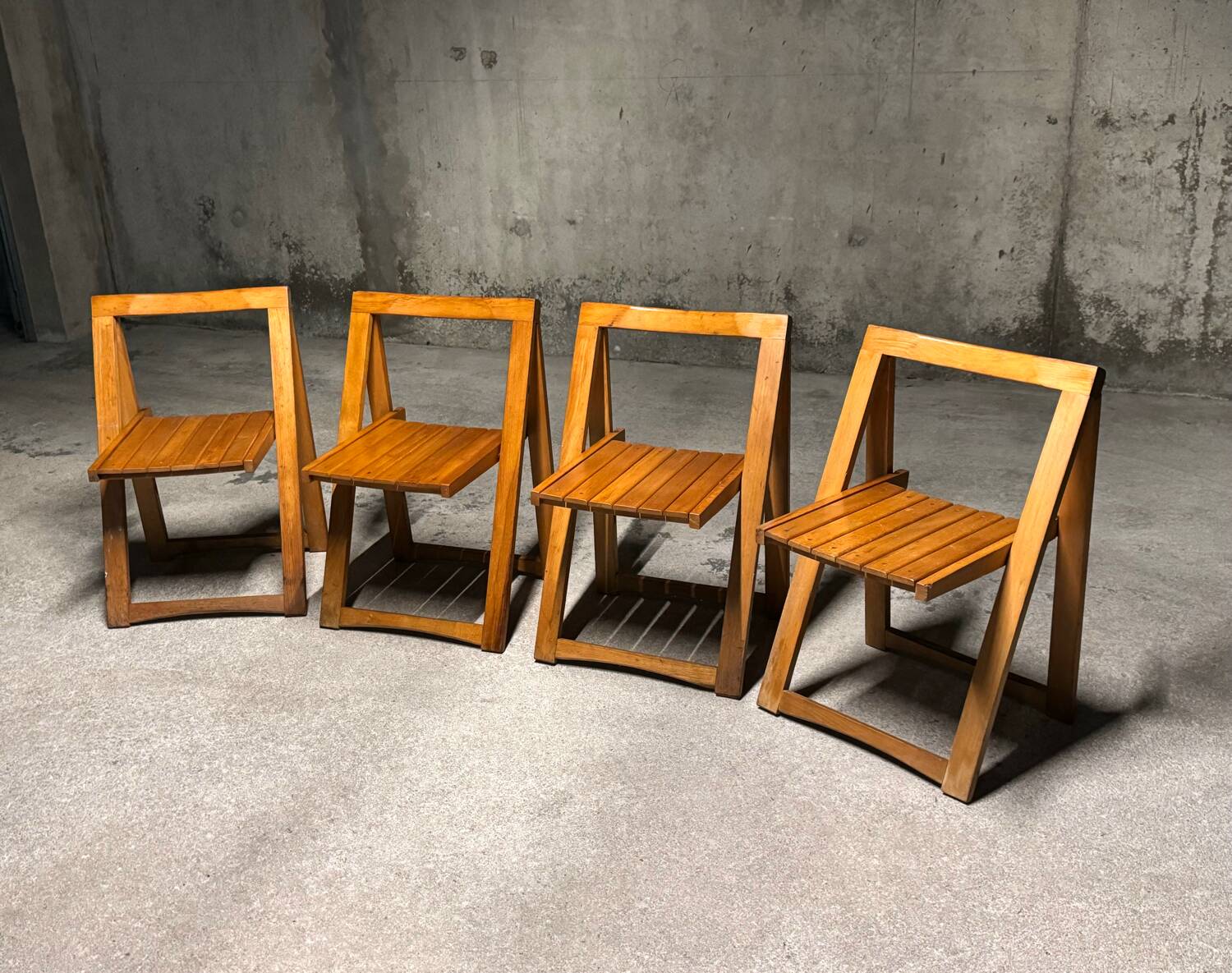 04 folding chairs 1970s