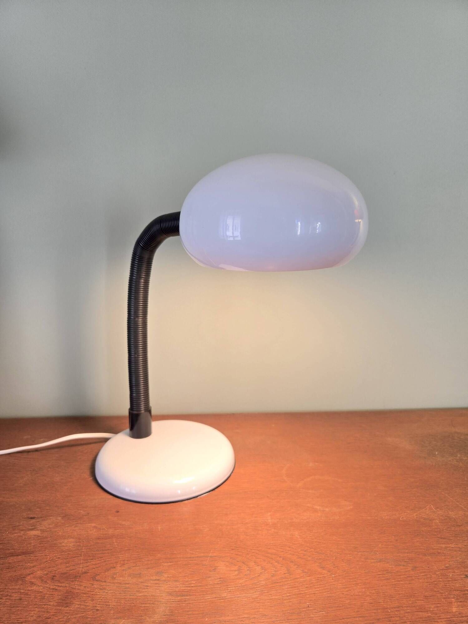 VINTAGE DESK LAMP IN WHITE METAL AND FLEXIBLE ARM - 70S DESIGN