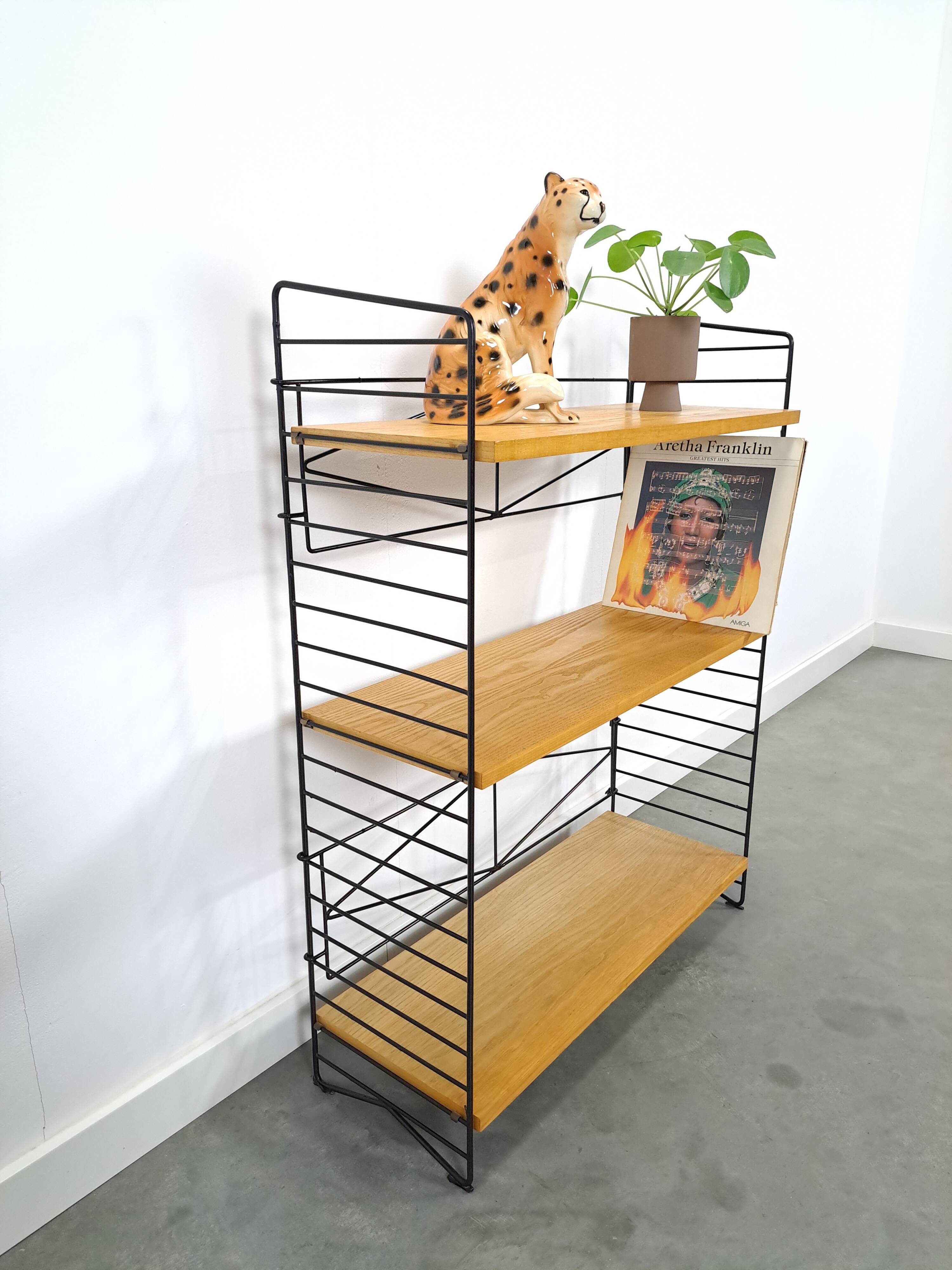 Bibliothèque, étagère modèle n° 2 de Nisse Strinning
