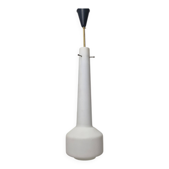 Suspension Stilnovo en verre laiteux et laiton, Italie, années 1960