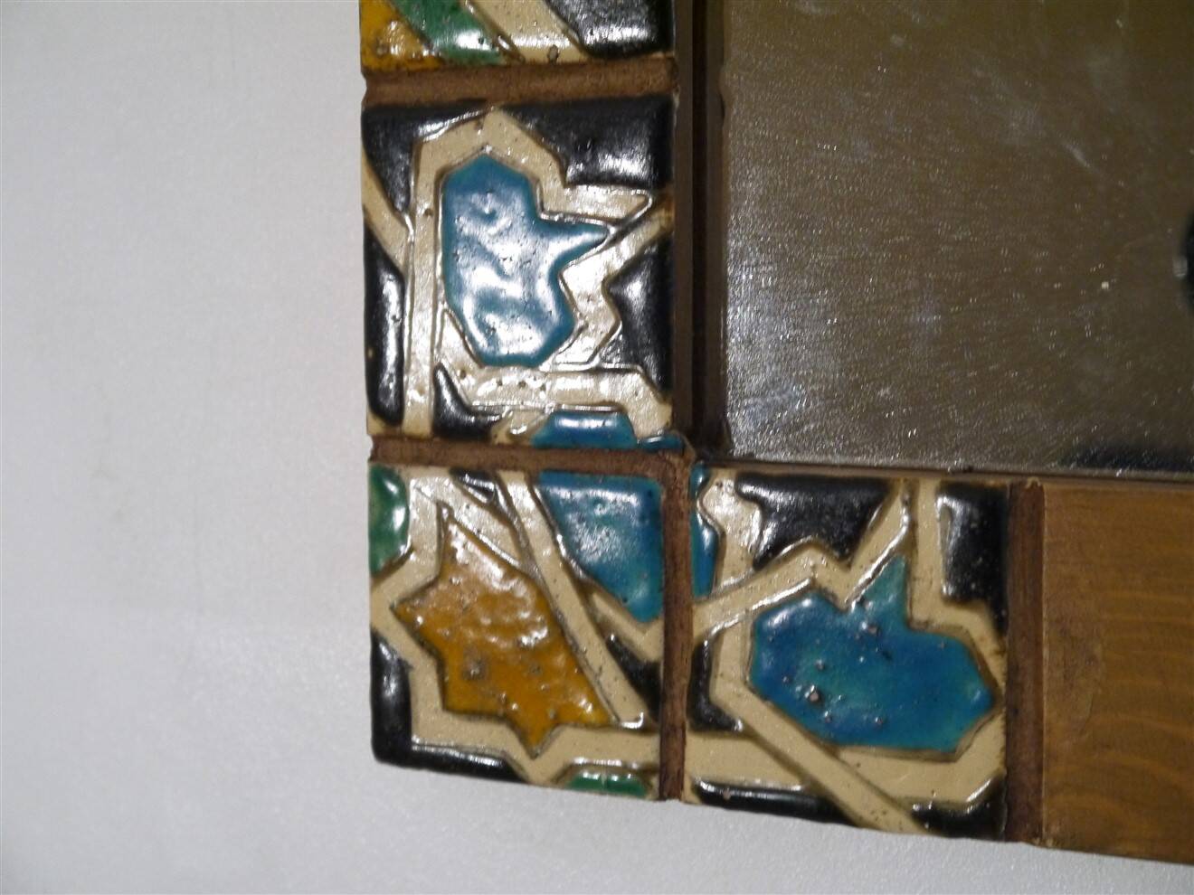 Miroir stylisé en bois et email 1960