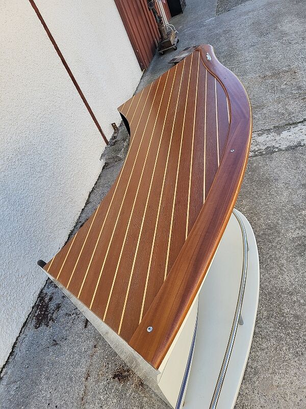 Comptoir de bar ou de magasin et 2 tabourets deck line coque de bateau polyester