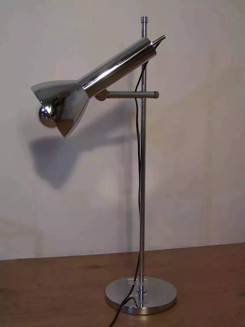 Articulated lamp in chrome metal