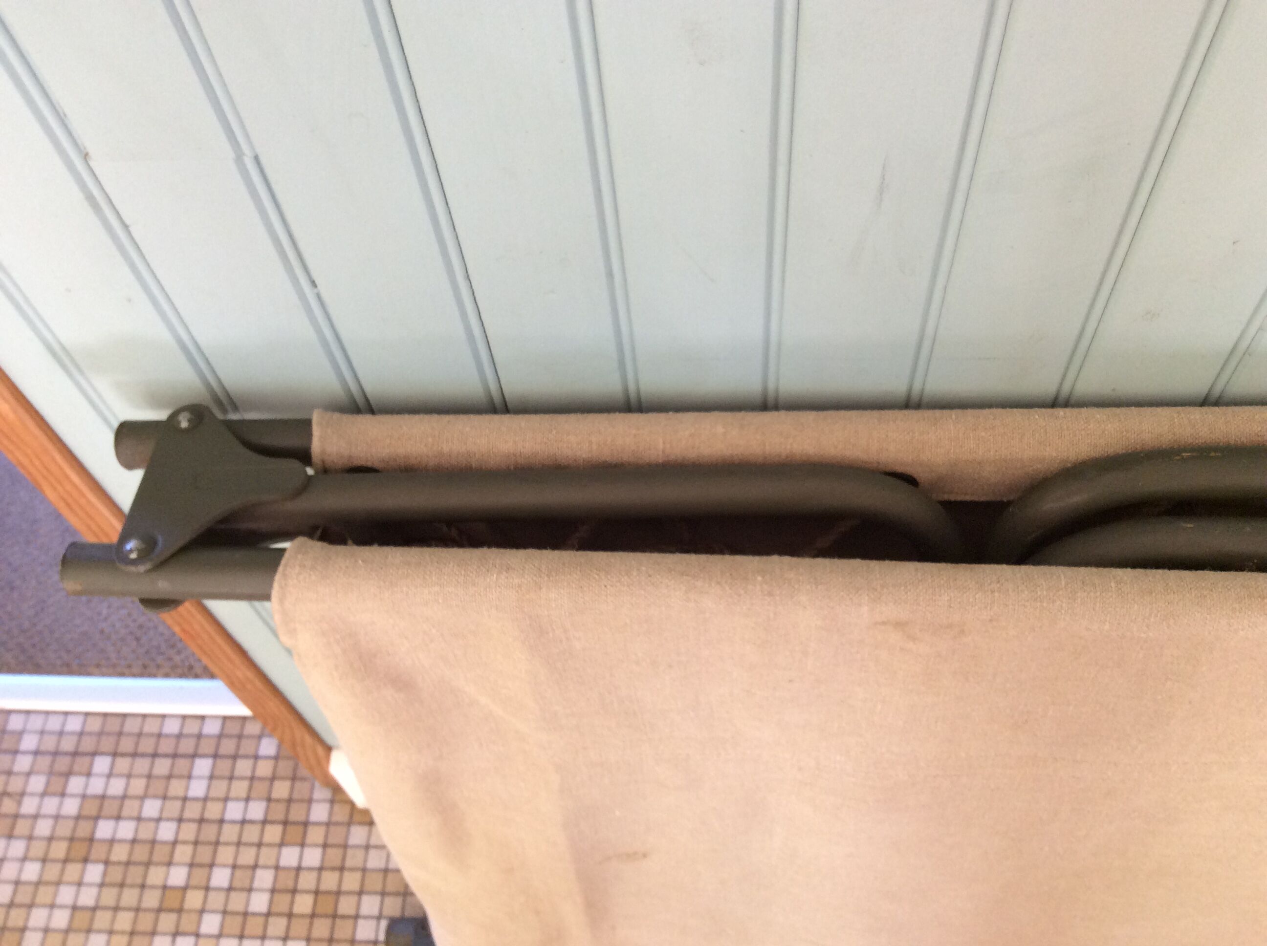 Lit de camp militaire