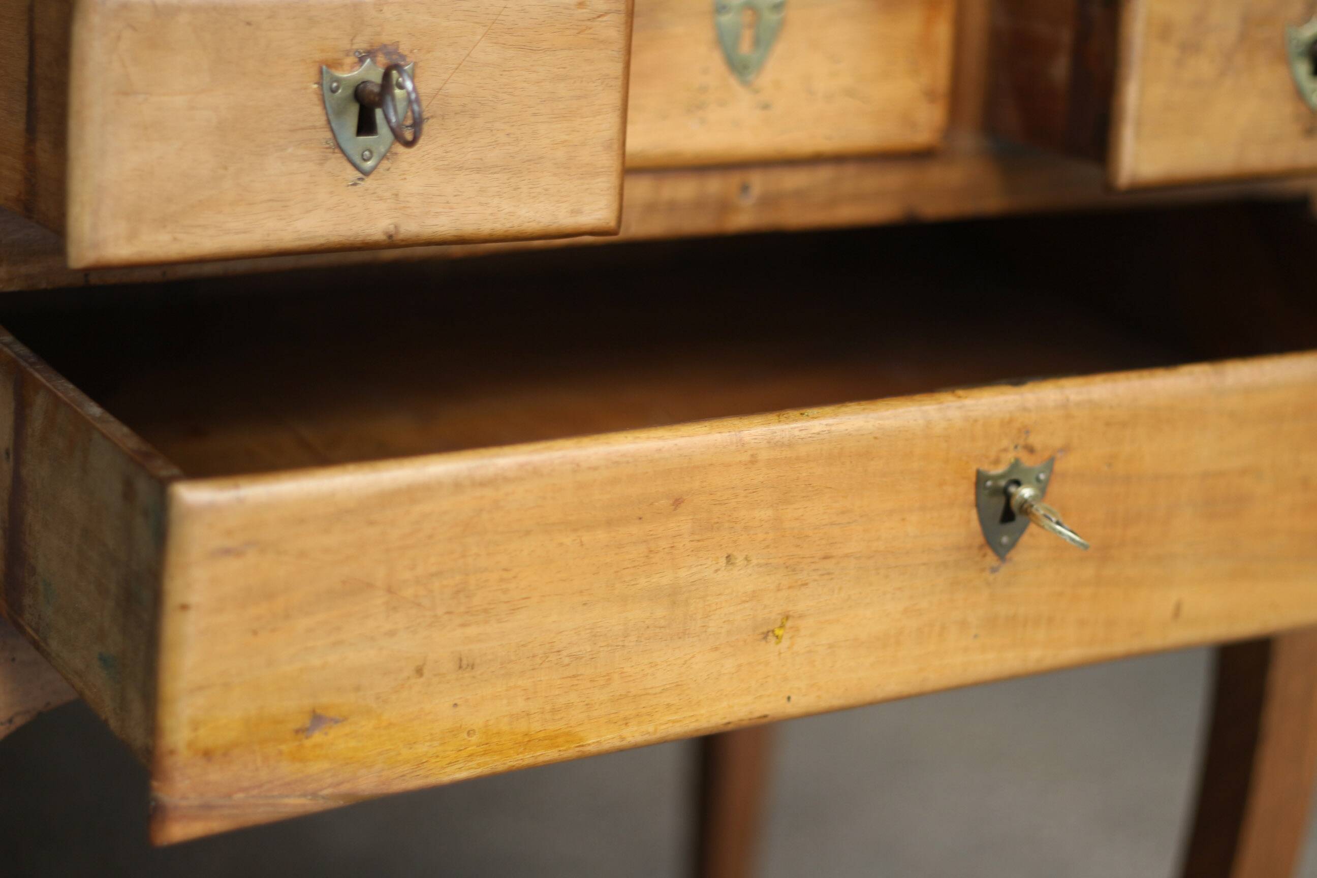 Adorable petit bureau estampillé rené boutin (18e siècle). tiroir secret