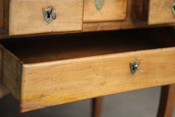 Adorable petit bureau estampillé rené boutin (18e siècle). tiroir secret