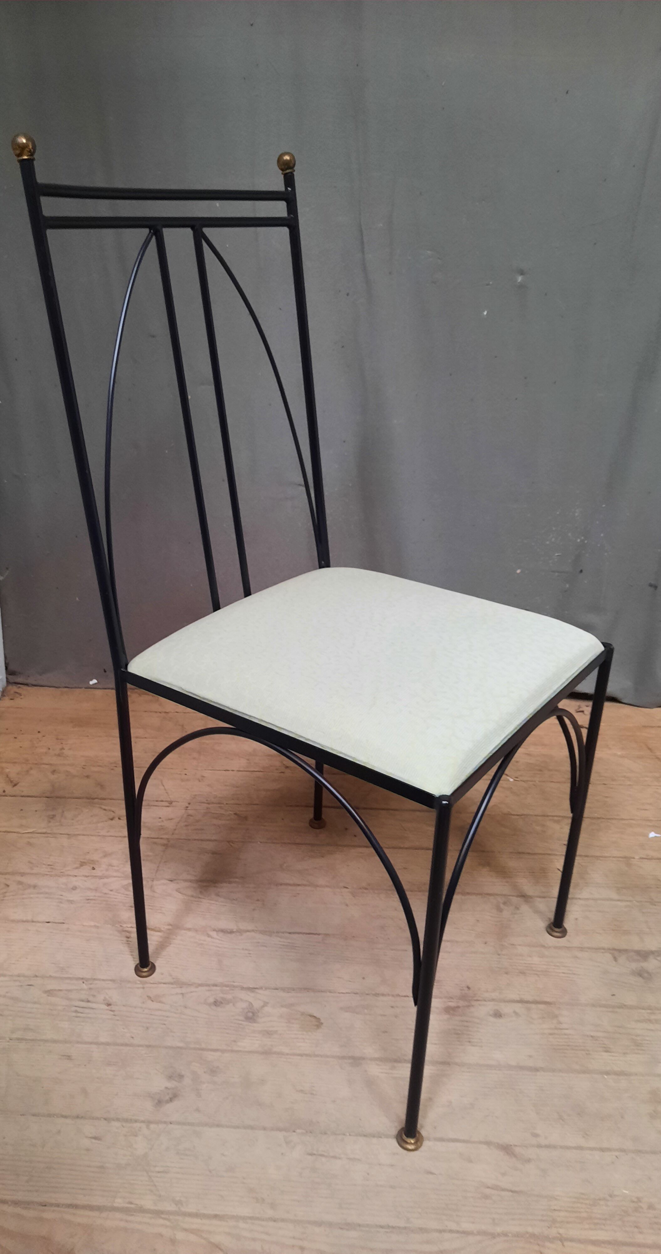 Serie de 4 chaises en métal noir