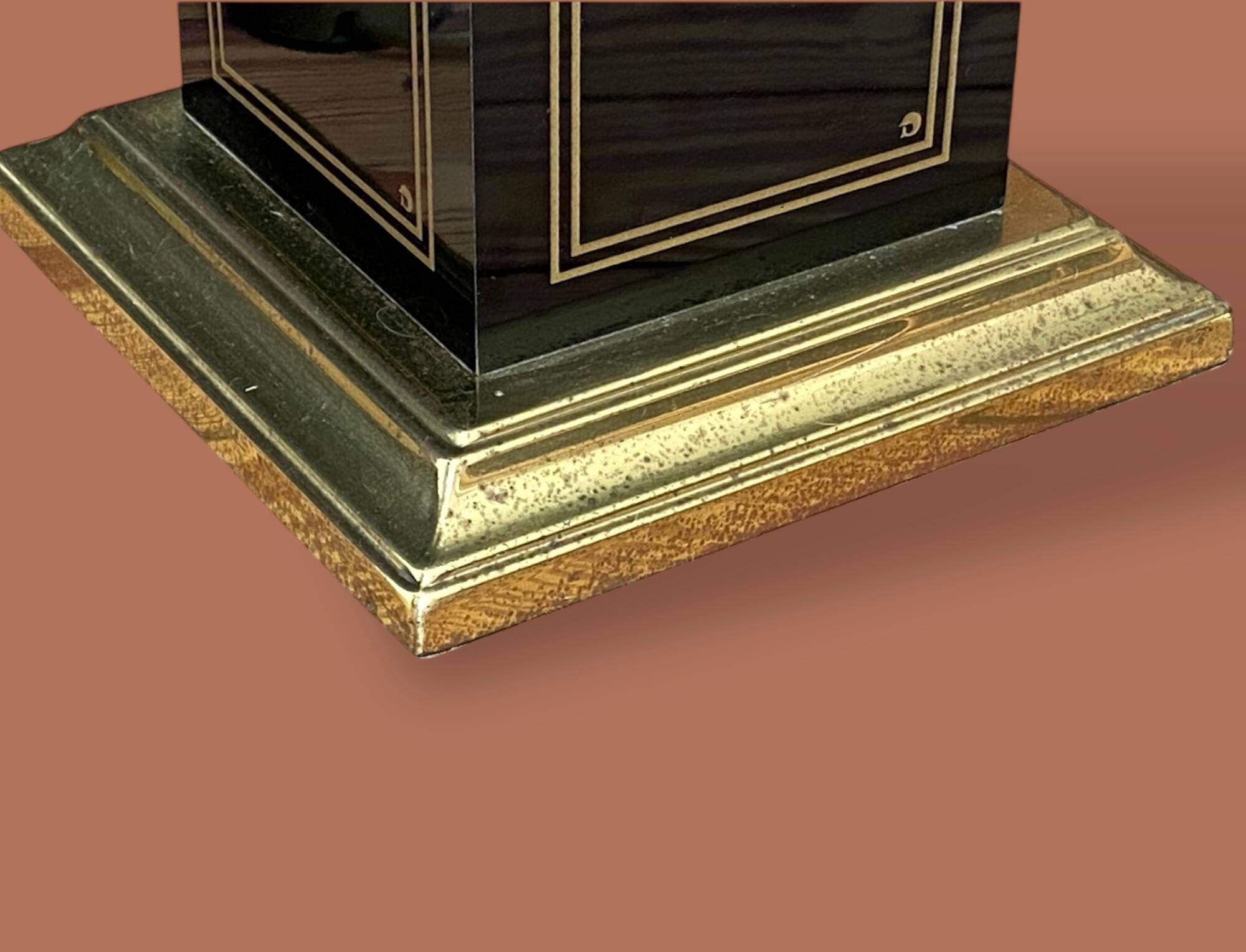 Lampadaire Vintage 1980 par Le Dauphin en laque noire et laiton doré - 1m50