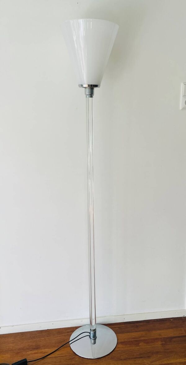 Lampe design unique d'Ingo Maurer. Lampadaire design M de Maurer. Verre à lait, fond transparent.